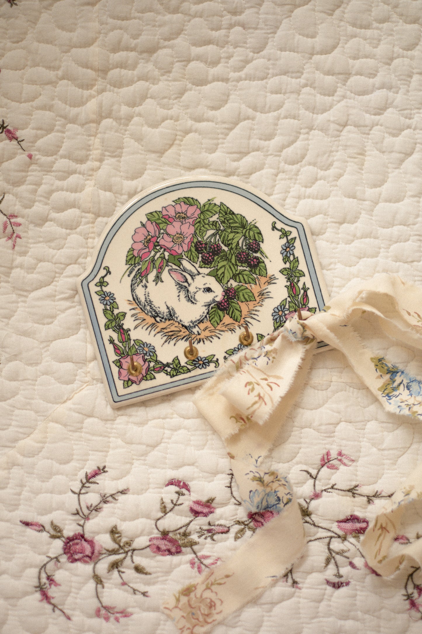 Vintage hand painted bunny key holder ♡