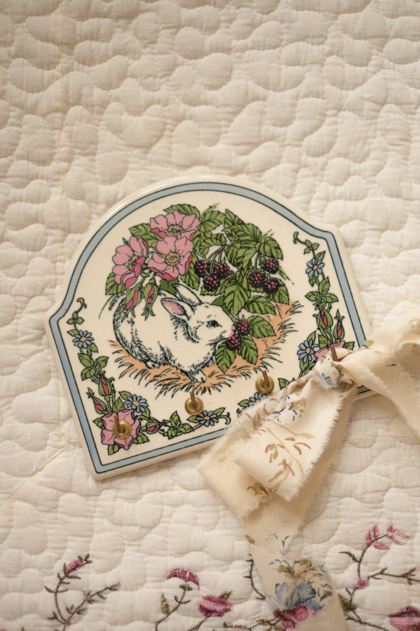 Vintage hand painted bunny key holder ♡