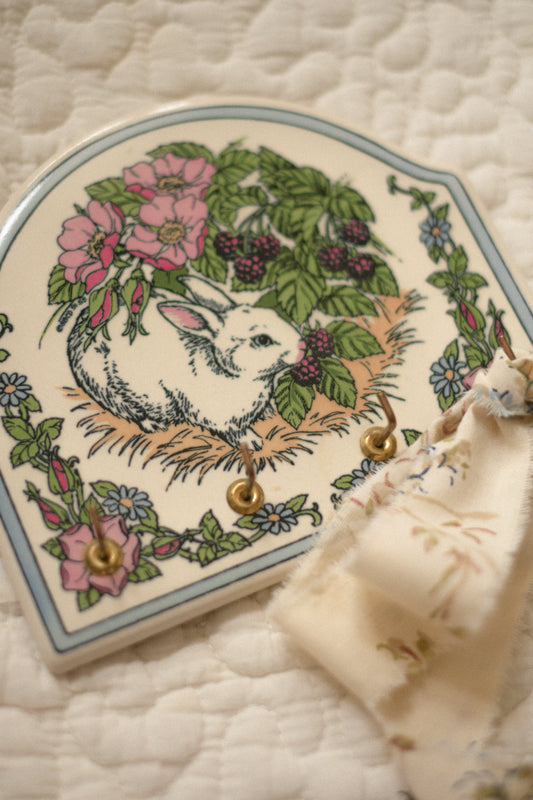 Vintage hand painted bunny key holder ♡
