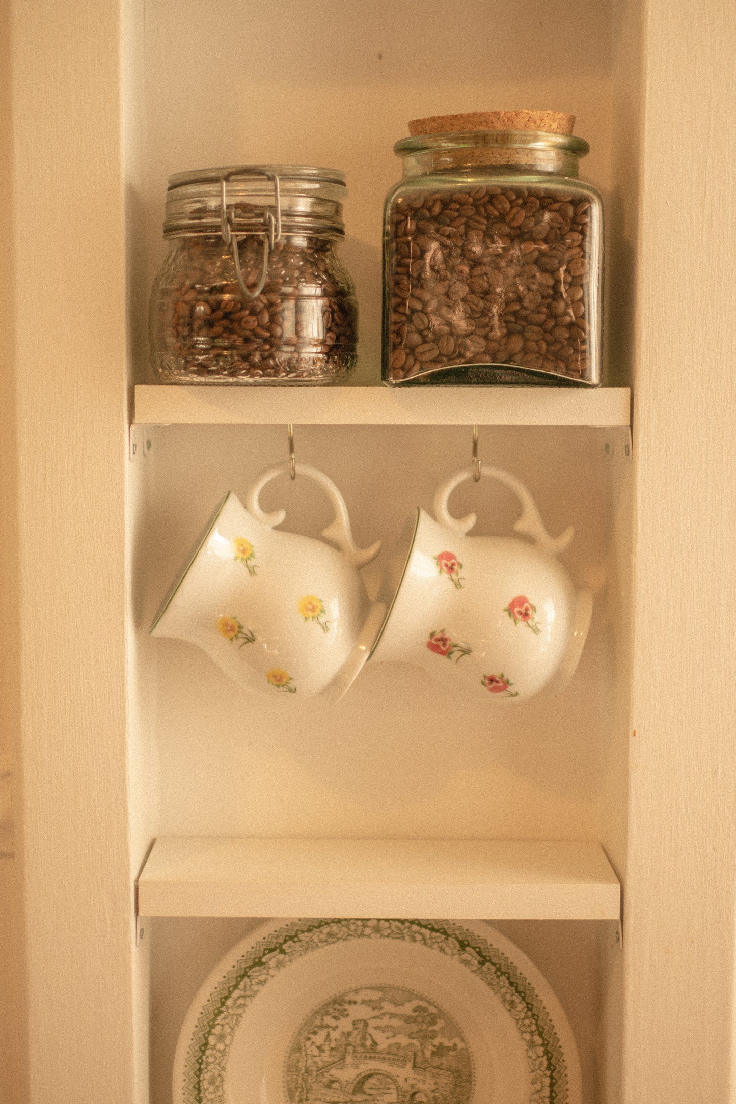 Vintage dainty floral coffee mugs