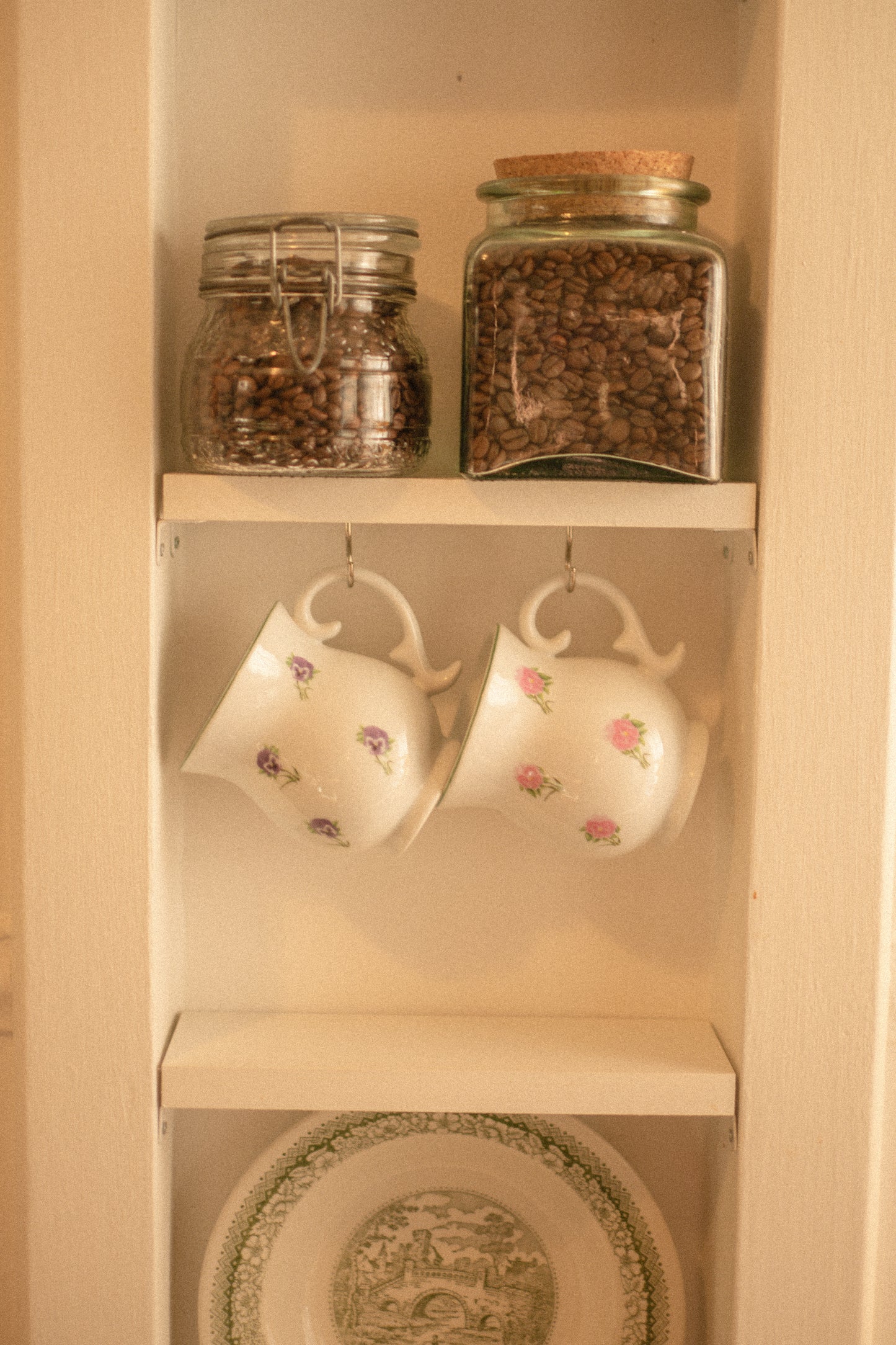 Vintage dainty floral coffee mugs