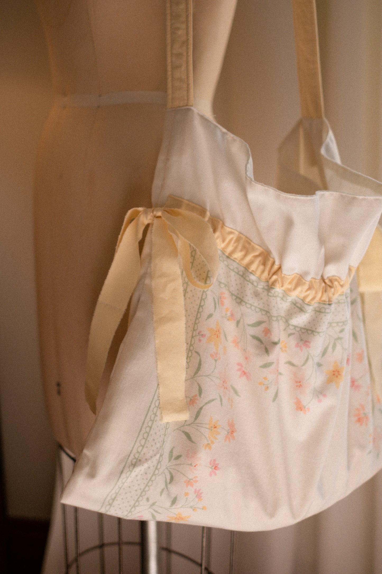 New♡ Cotton ruffled bow slouchy tote bag - Lizzie
