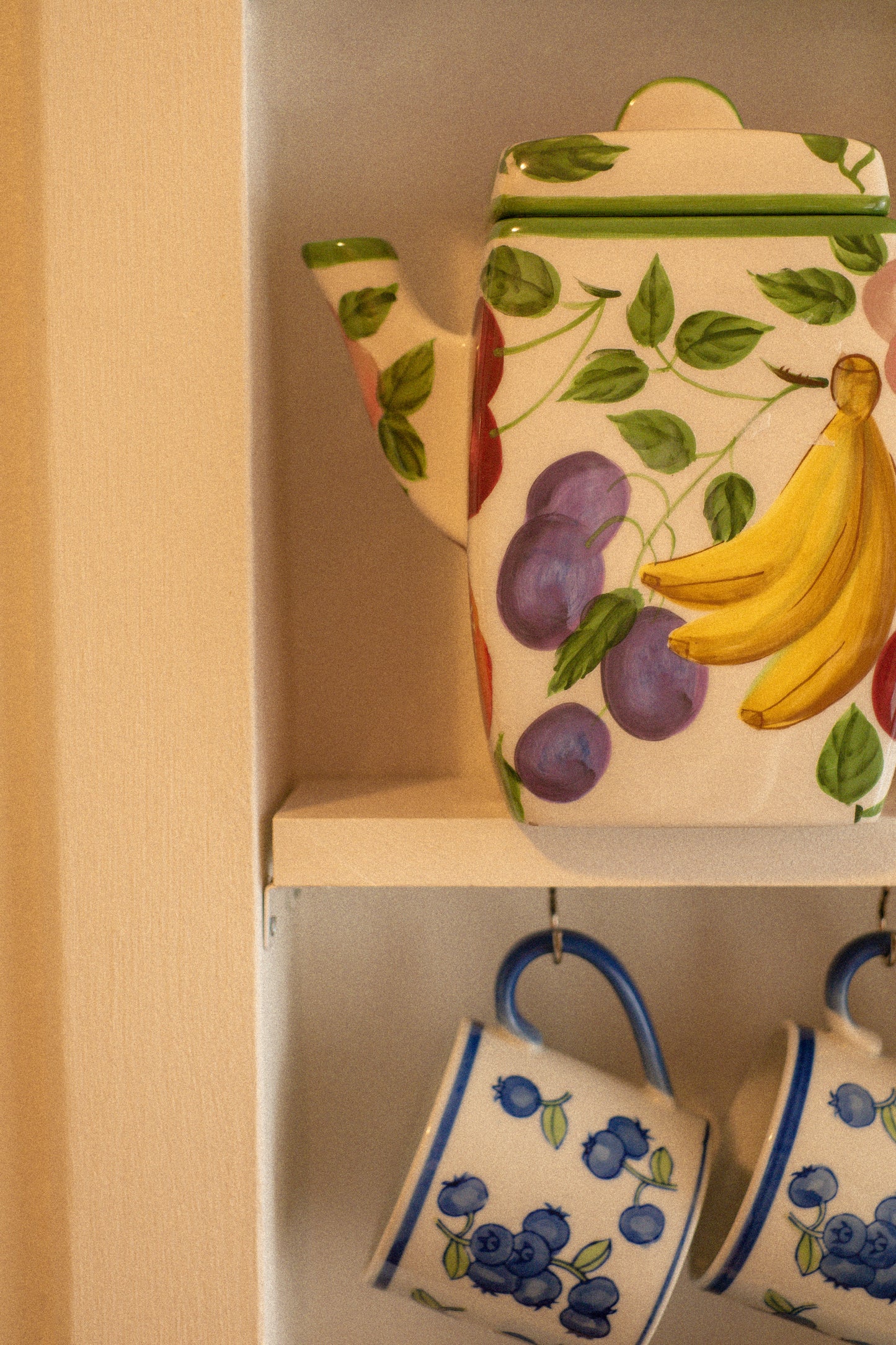 Vintage fruity hand painted ceramic tea pot vase 🍒