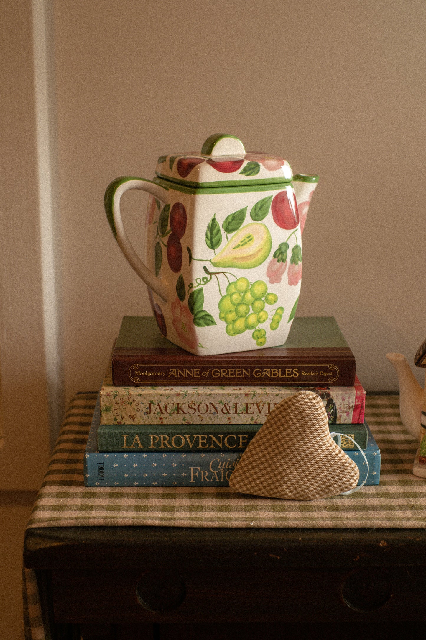 Vintage fruity hand painted ceramic tea pot vase 🍒