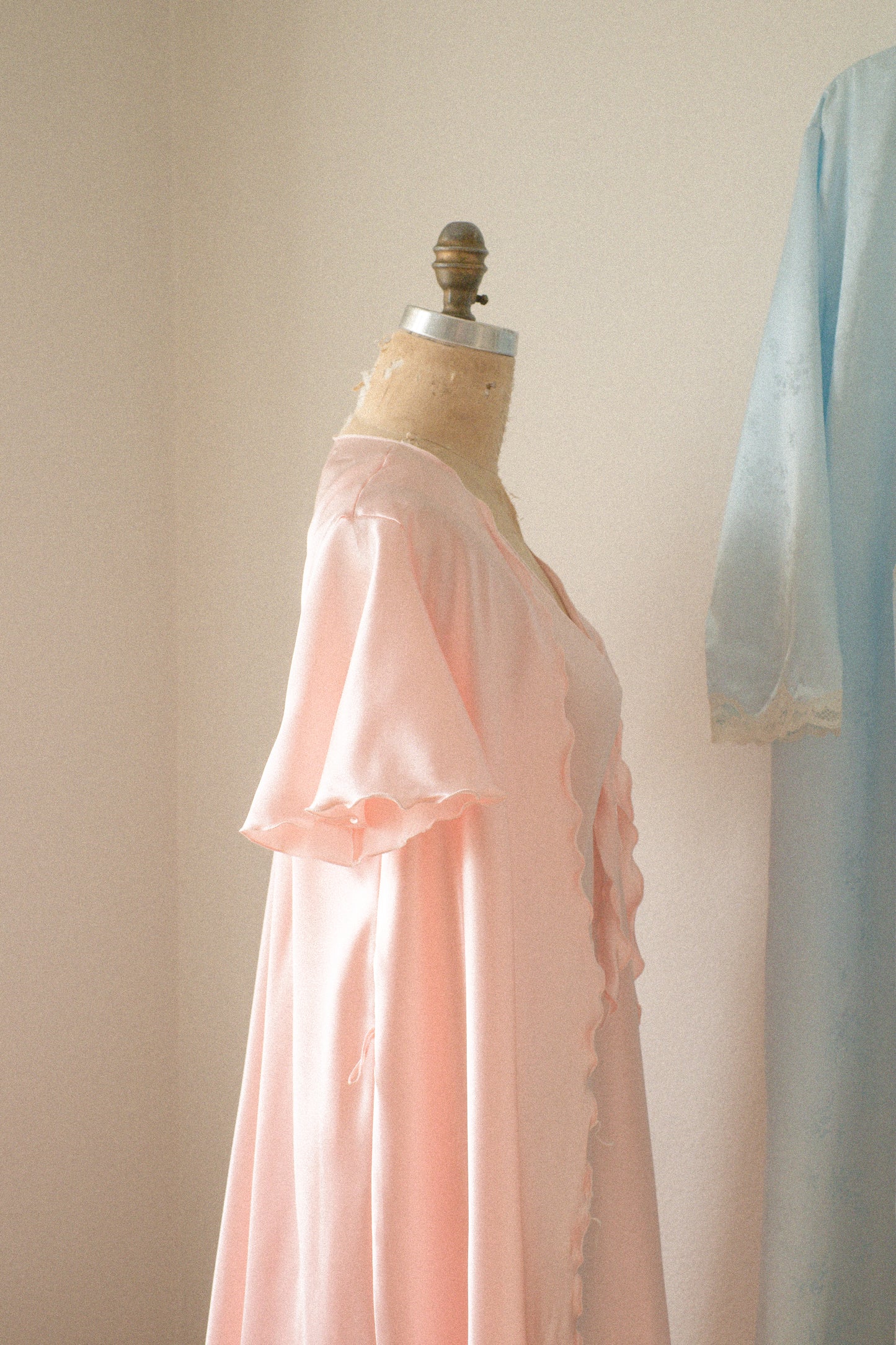 Vintage baby pink satin nighty & cover up set š