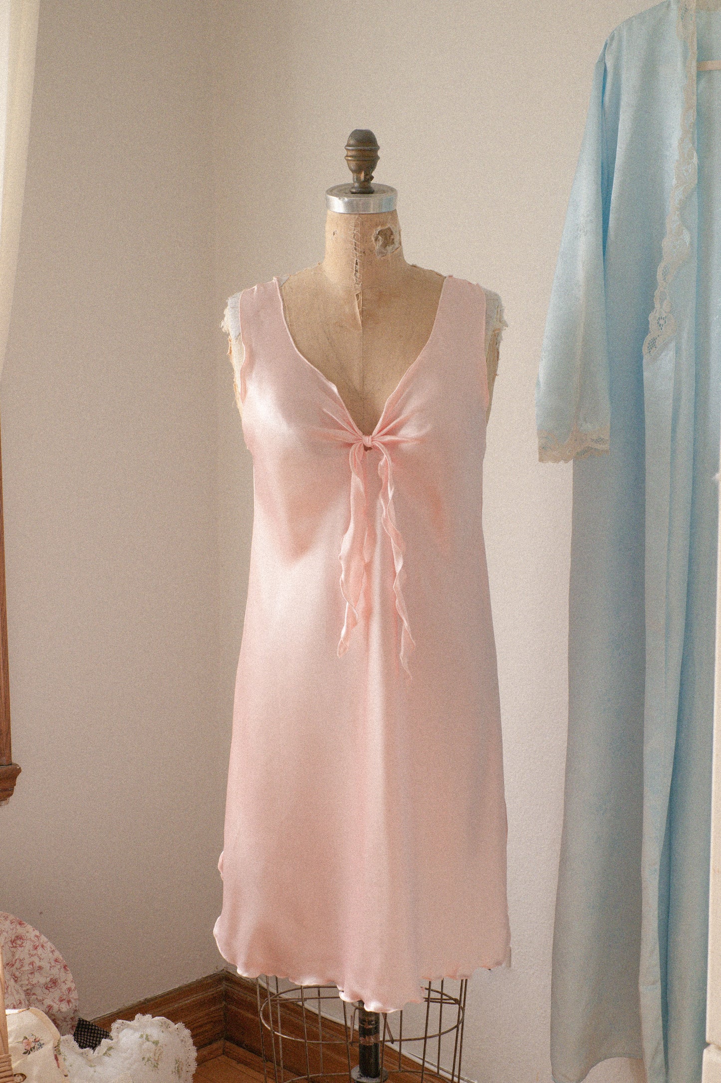 Vintage baby pink satin nighty & cover up set š