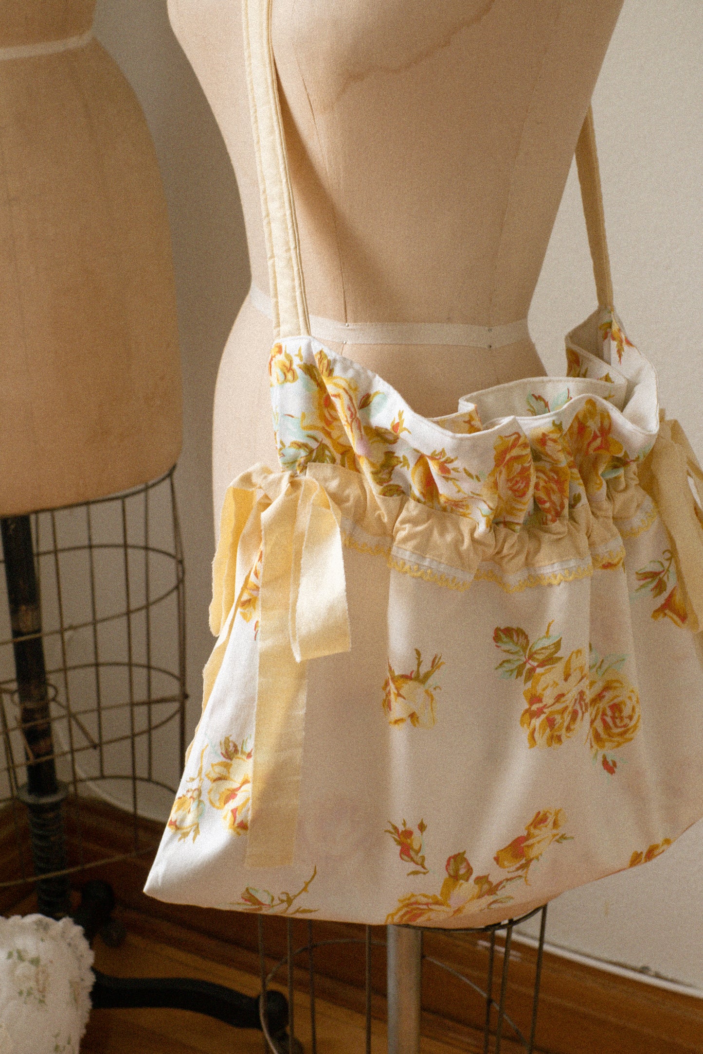 New♡ Cotton ruffled bow slouchy tote bag - Daisie