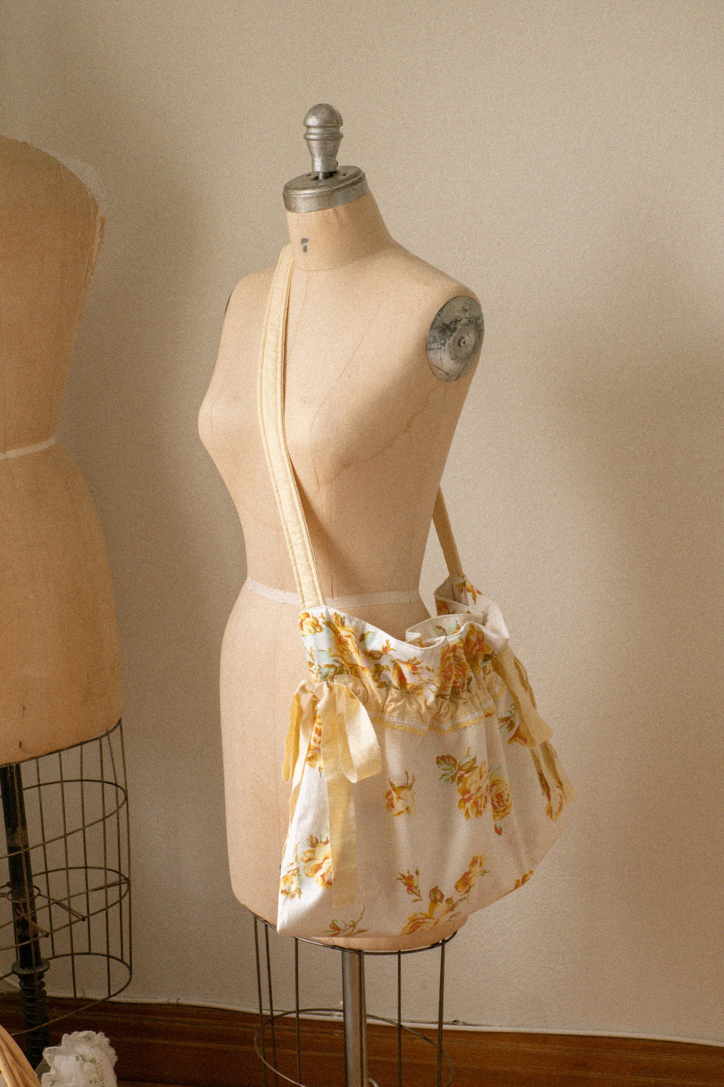 New♡ Cotton ruffled bow slouchy tote bag - Daisie