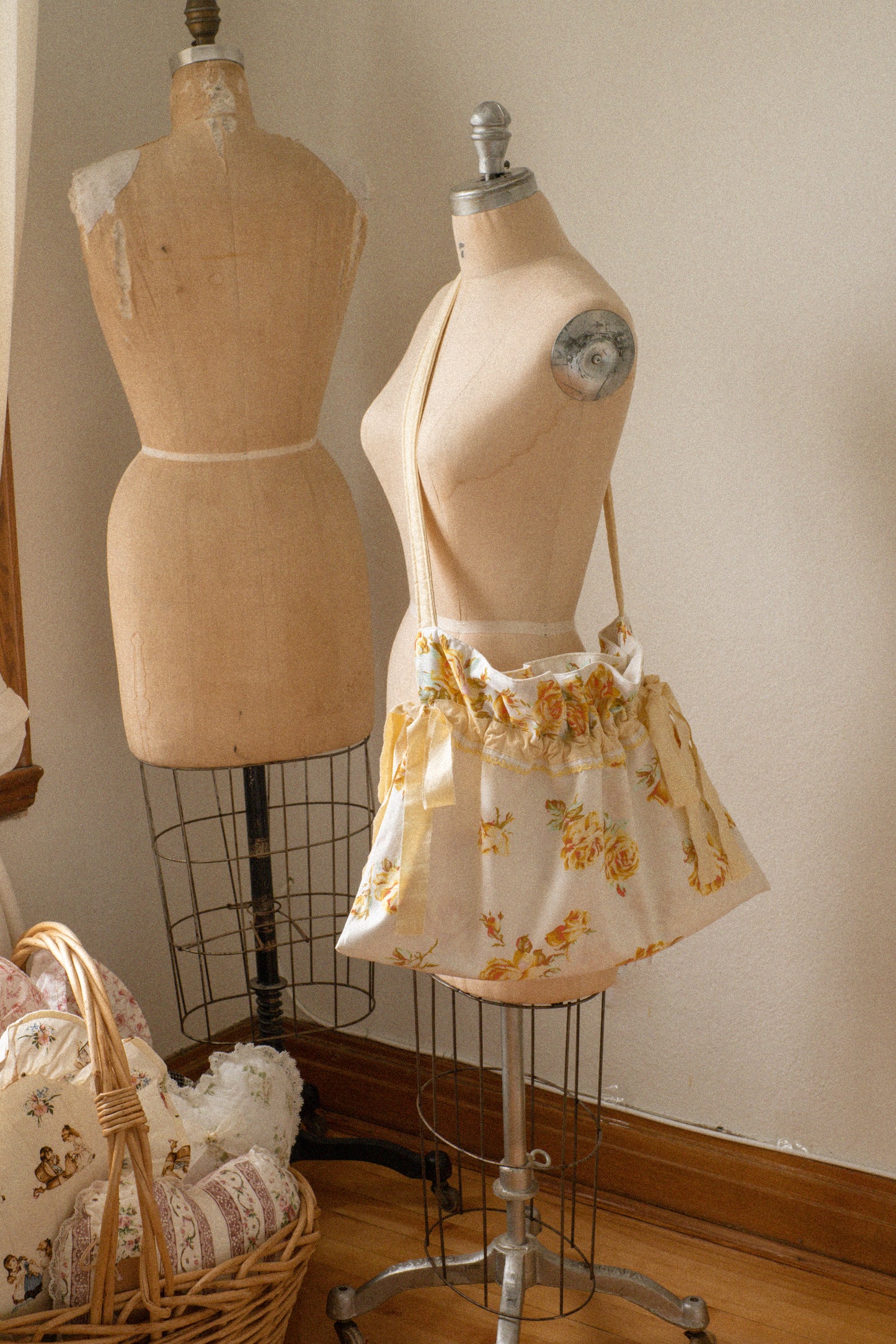 New♡ Cotton ruffled bow slouchy tote bag - Daisie