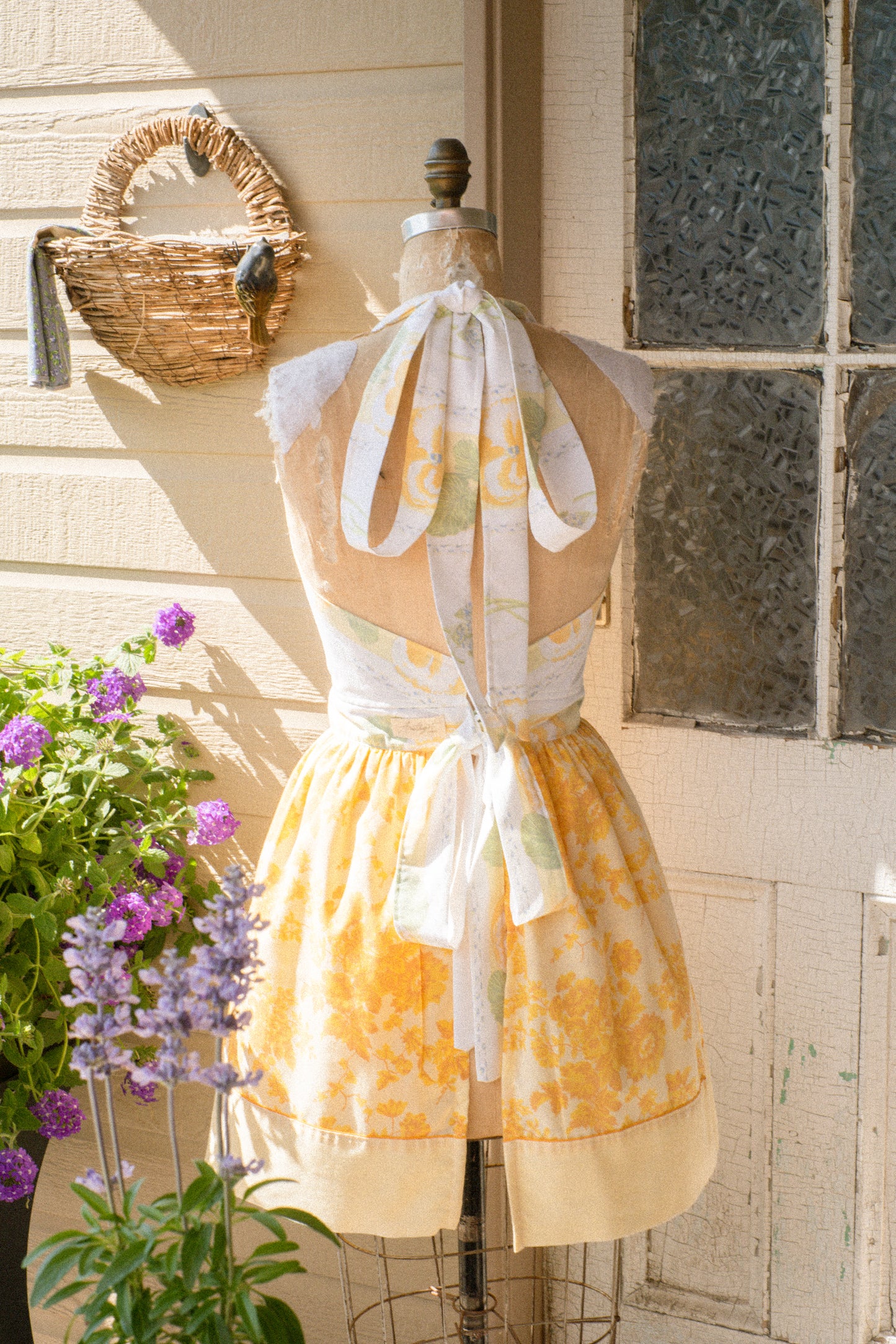 Handmade vintage inspired apron - Daffodil