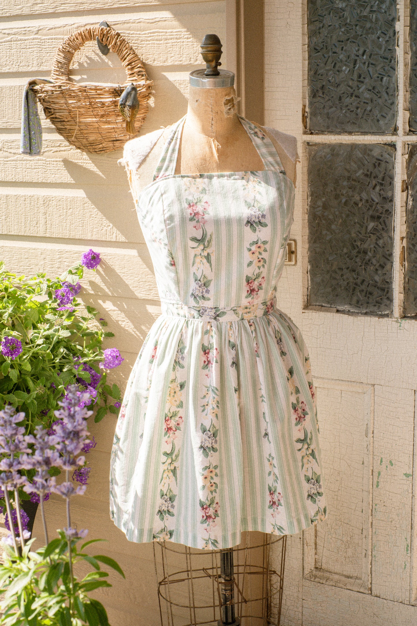 Handmade vintage inspired apron - secret garden