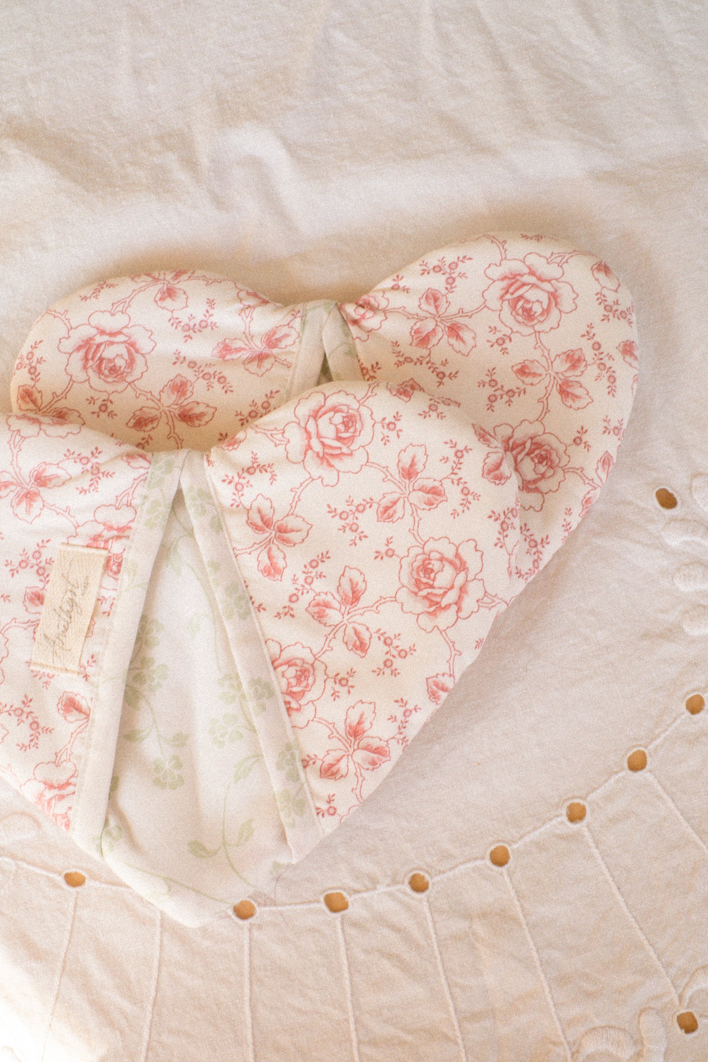 Handmade heart shaped oven mitt set - garden rose