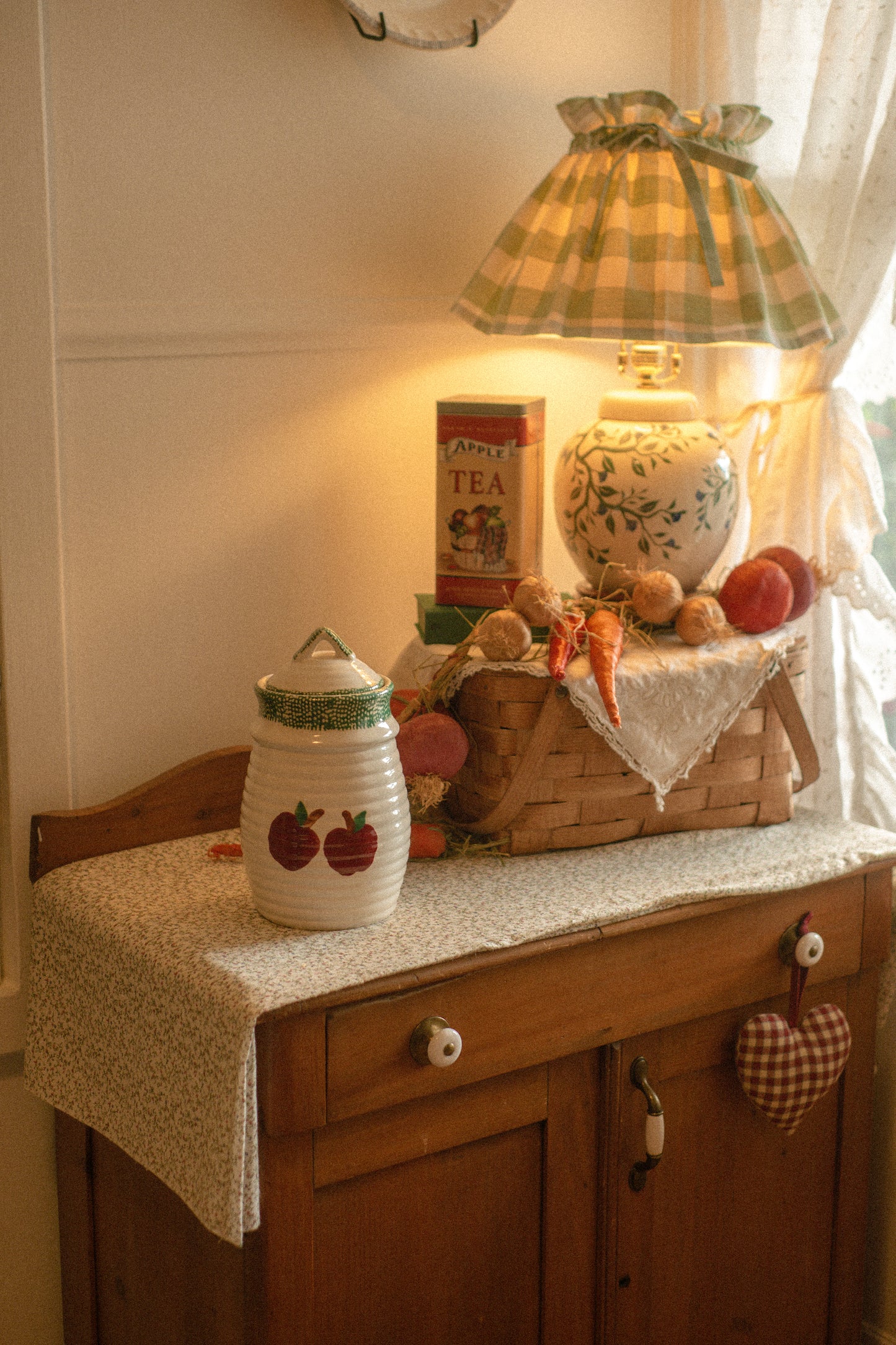 Vintage apple ceramic cookie jar