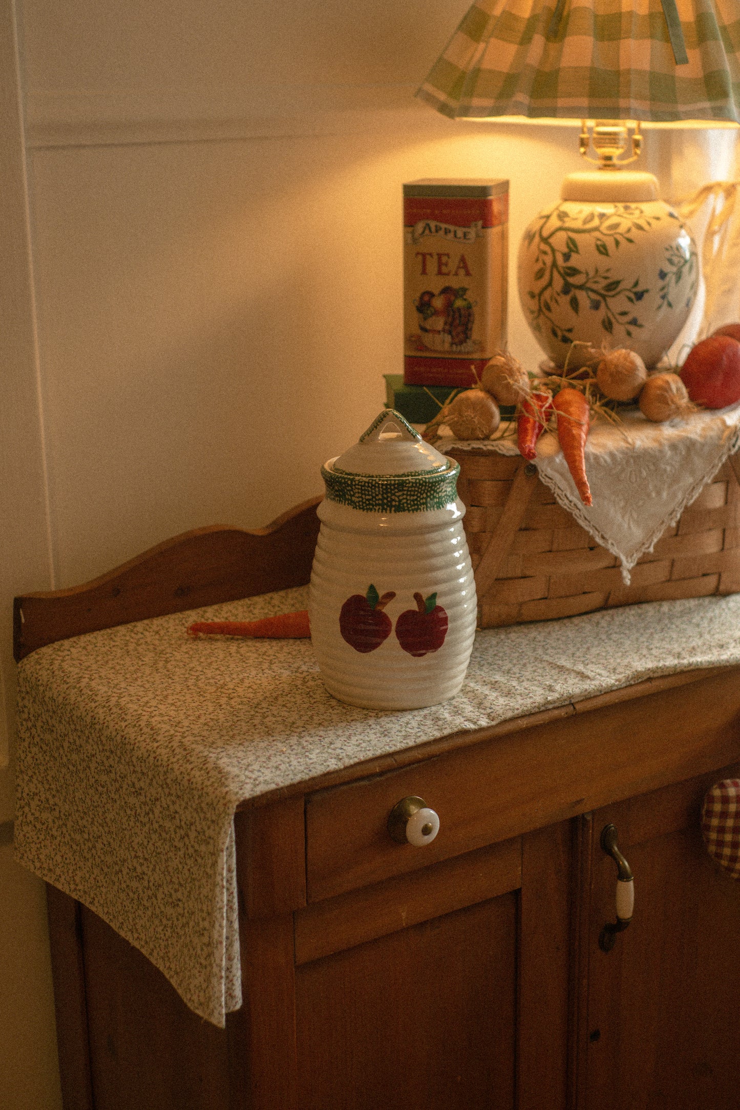 Vintage apple ceramic cookie jar