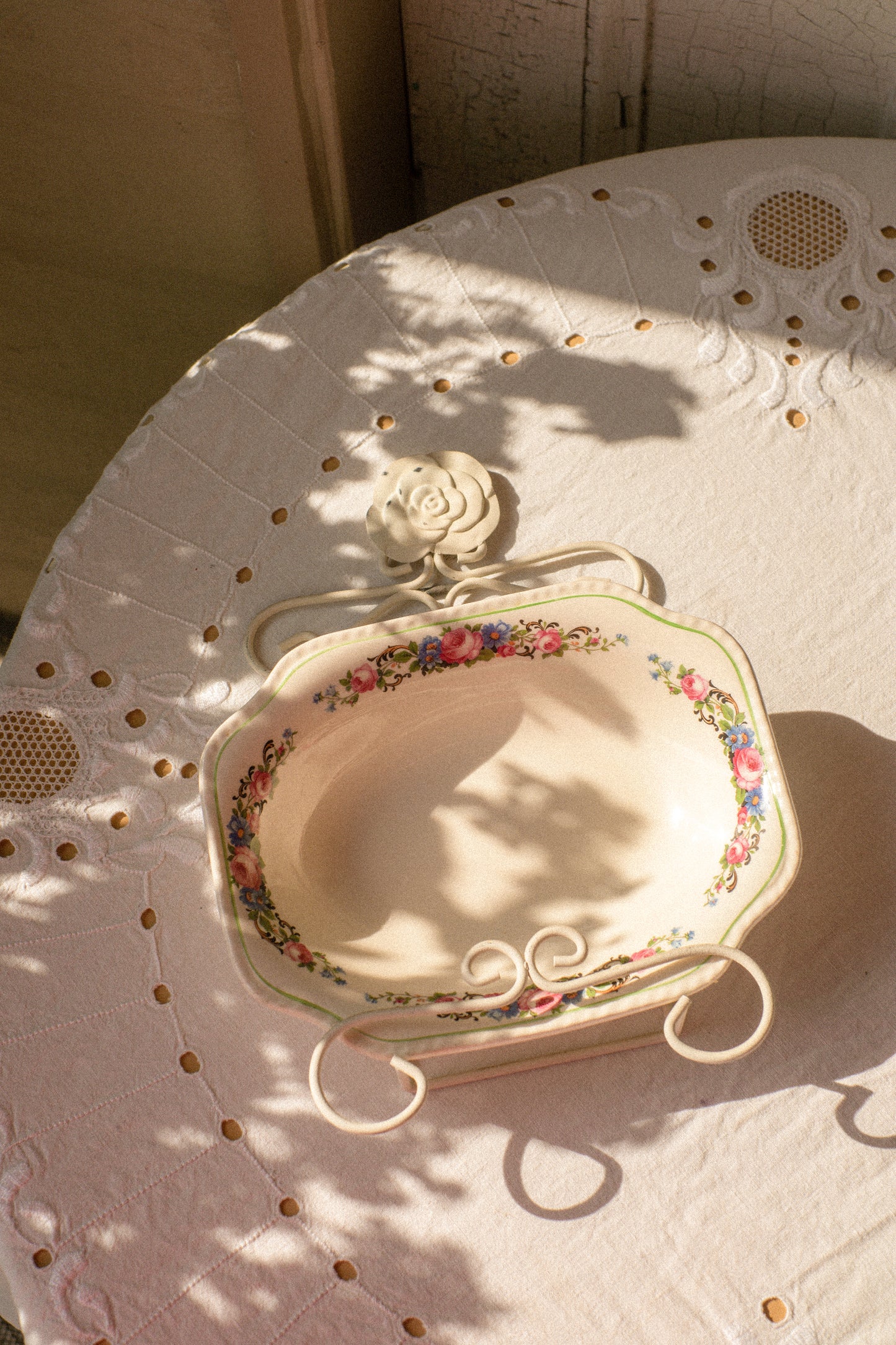Vintage floral wall plate & display hook