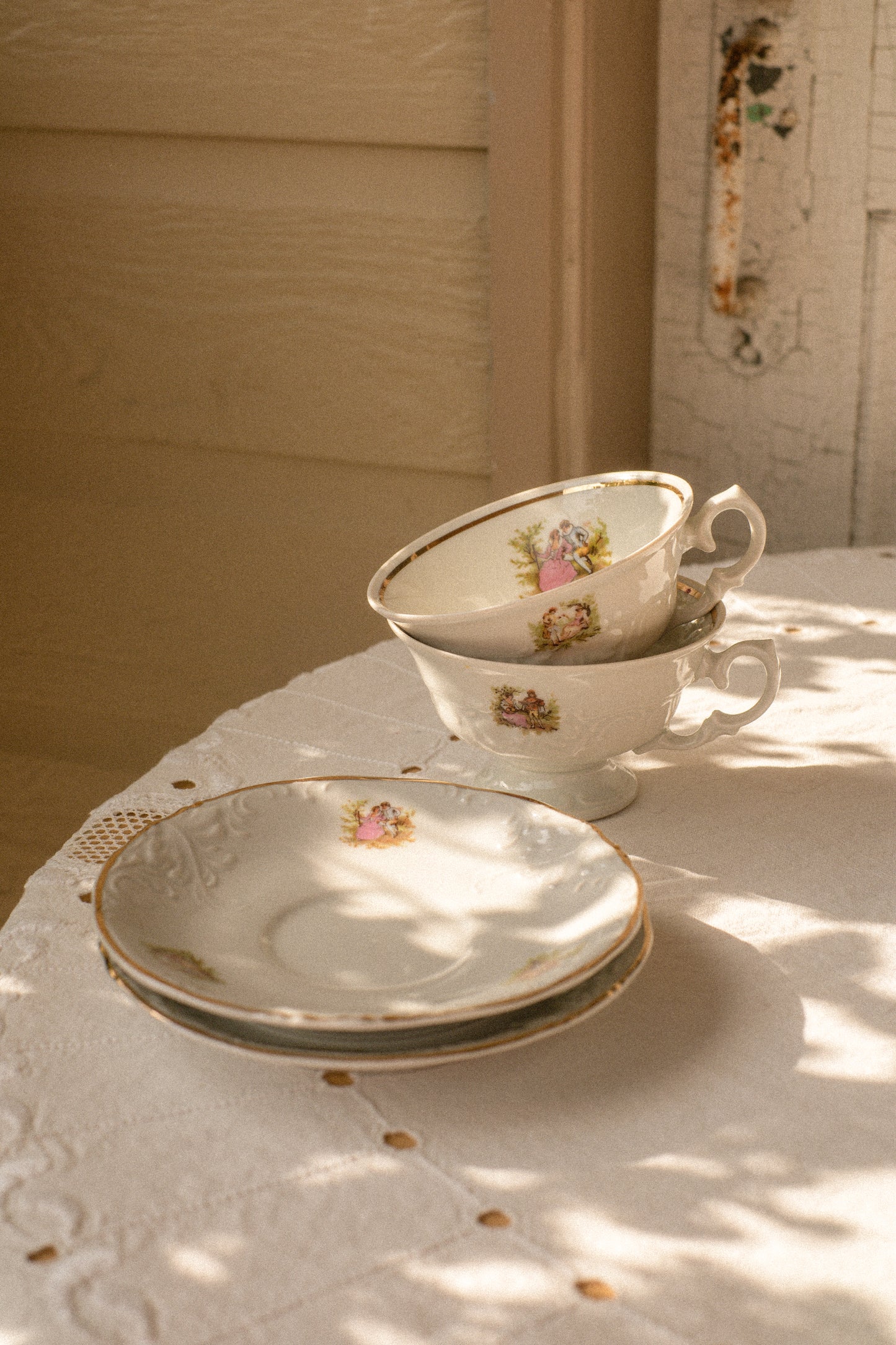 Vintage porcelain tes cup & saucer set