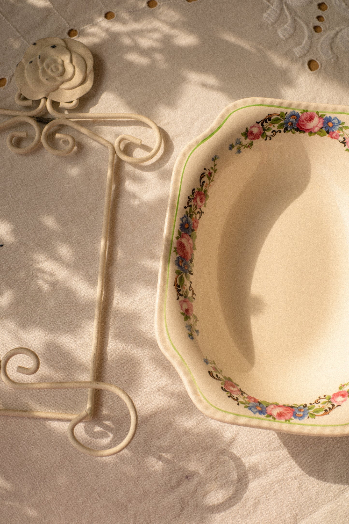 Vintage floral wall plate & display hook