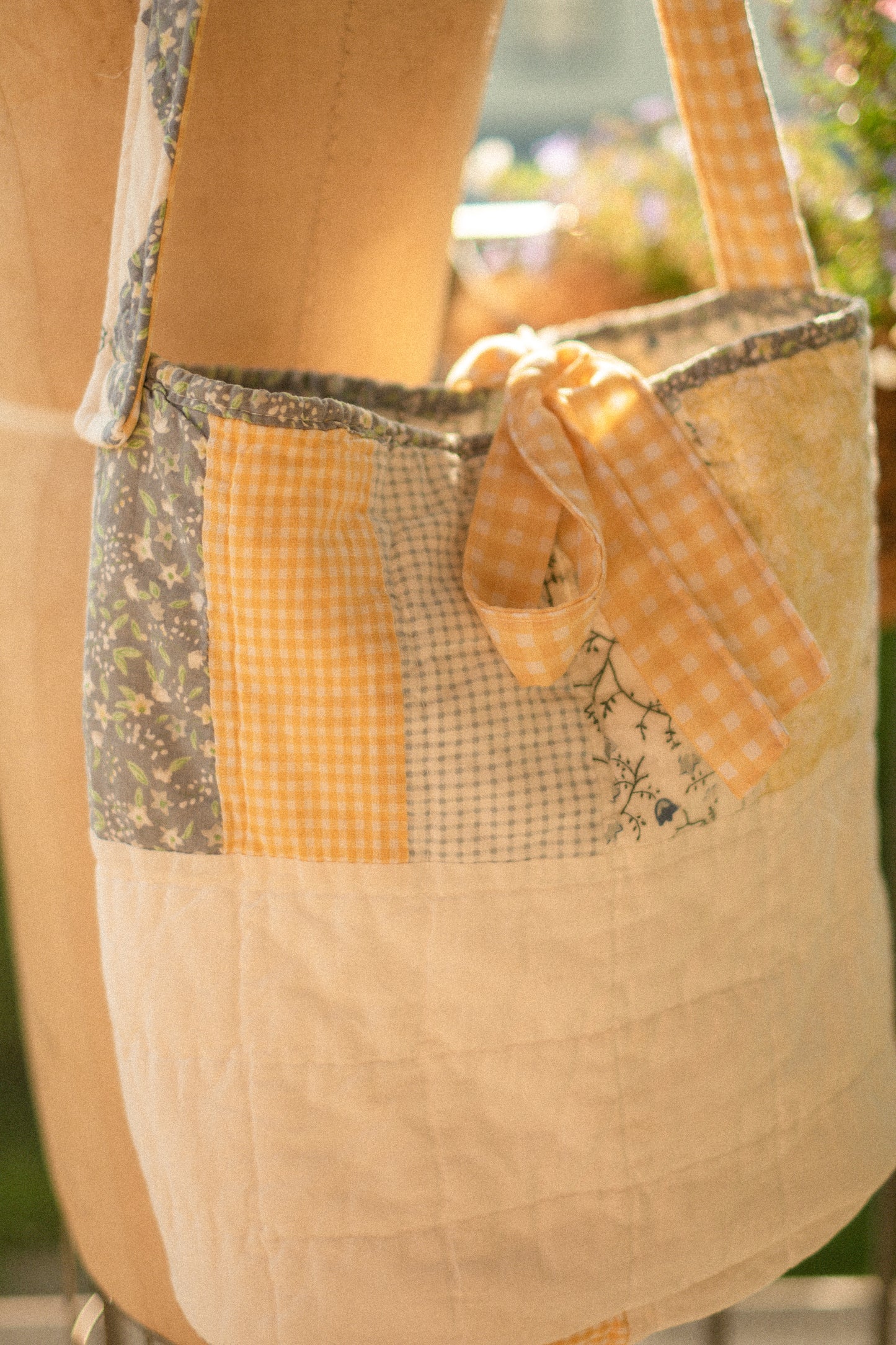 Handmade patchwork quilted bucket tote bag - beach picnic 🧺