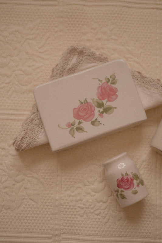 Vintage rosette table setting