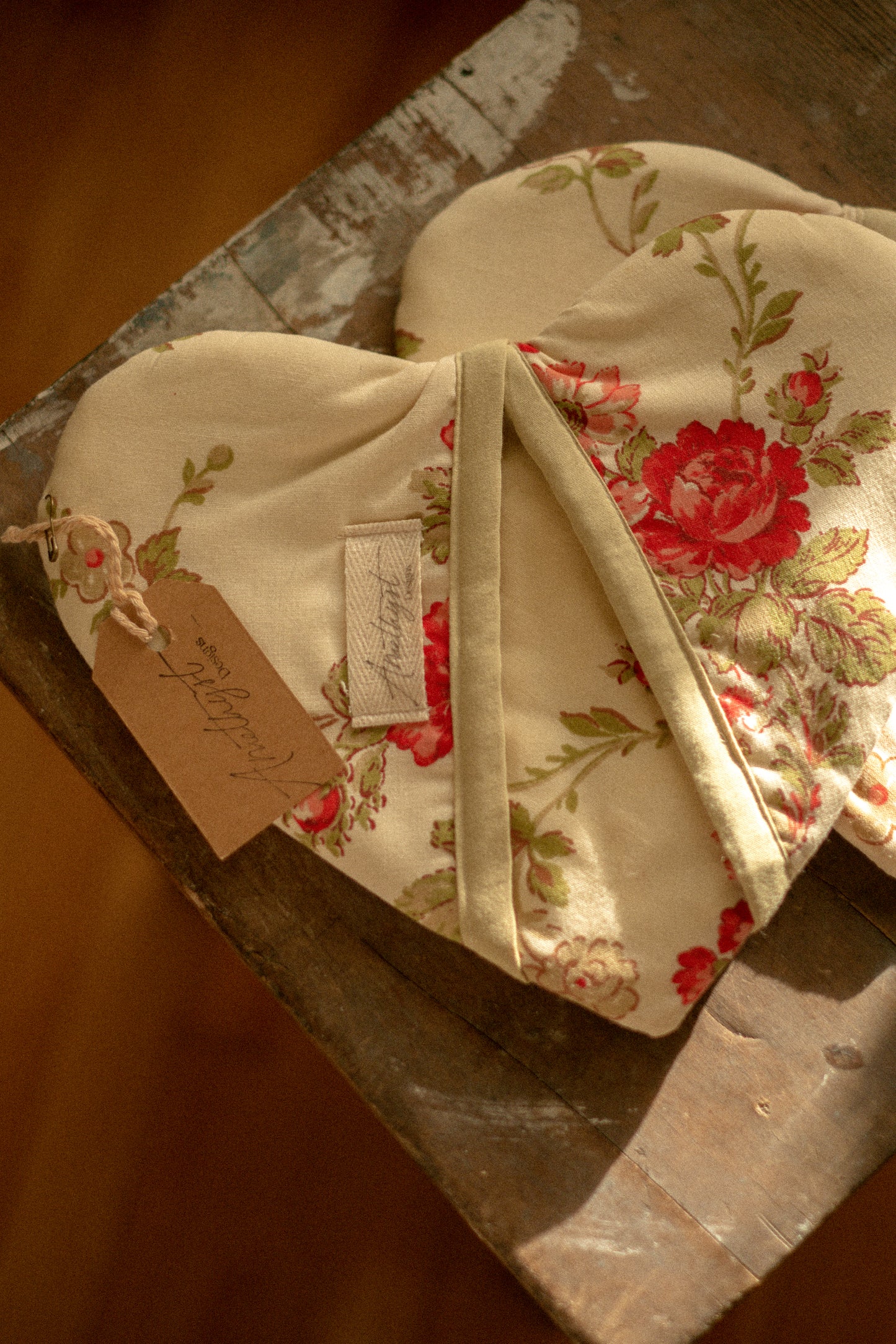 Handmade heart shaped oven mitt set - Rose bush🌹