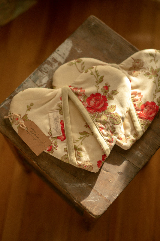 Handmade heart shaped oven mitt set - Rose bush🌹