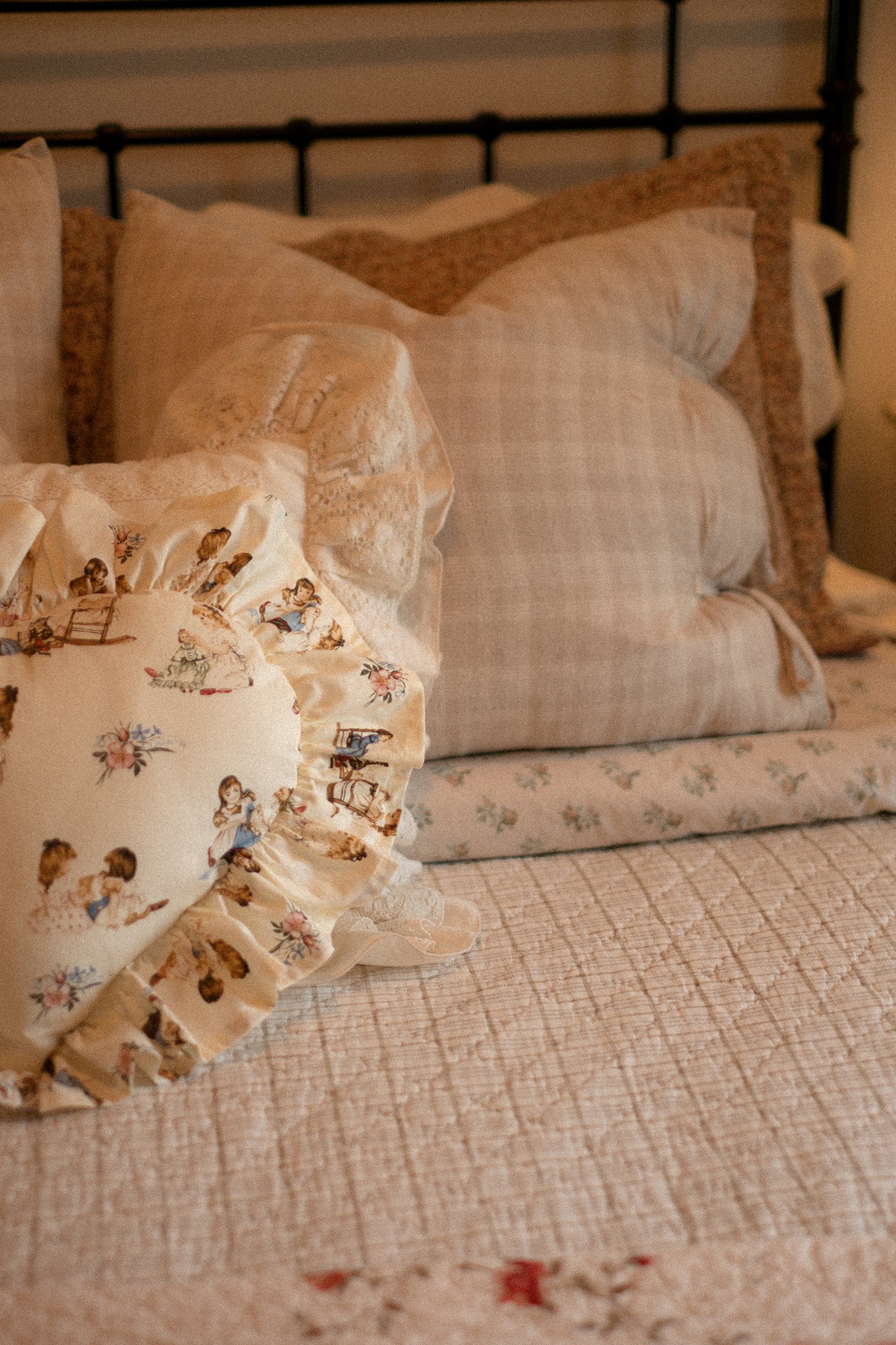 Handmade ruffled heart pillow - Dollhouse👒