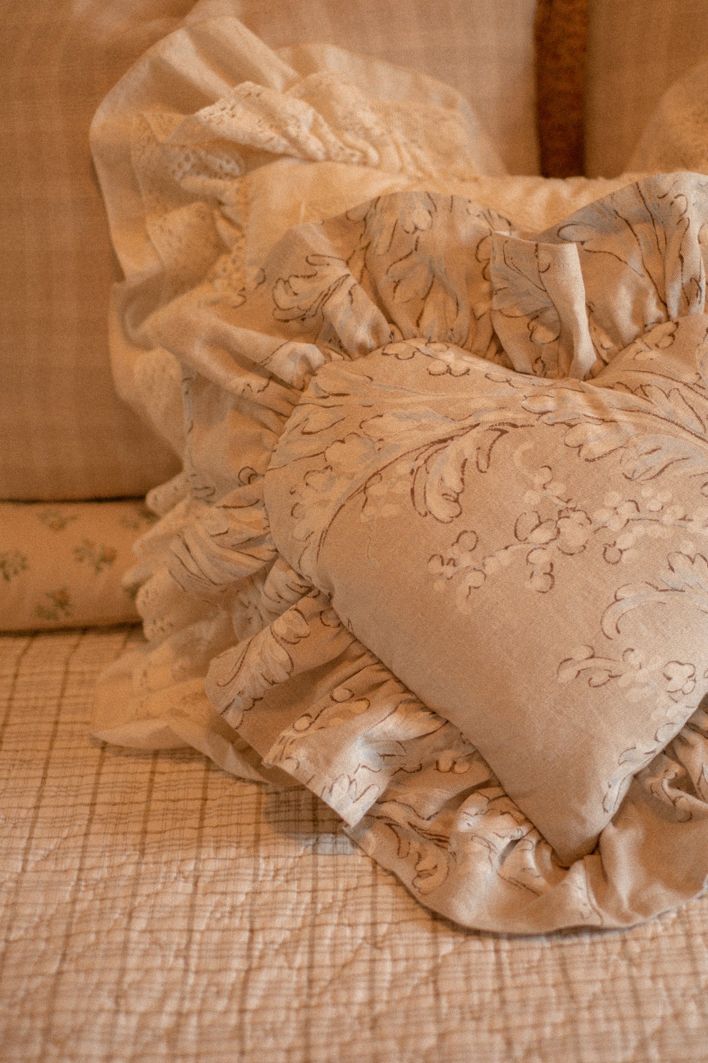 Handmade ruffled heart pillow - Fresh linenš¾