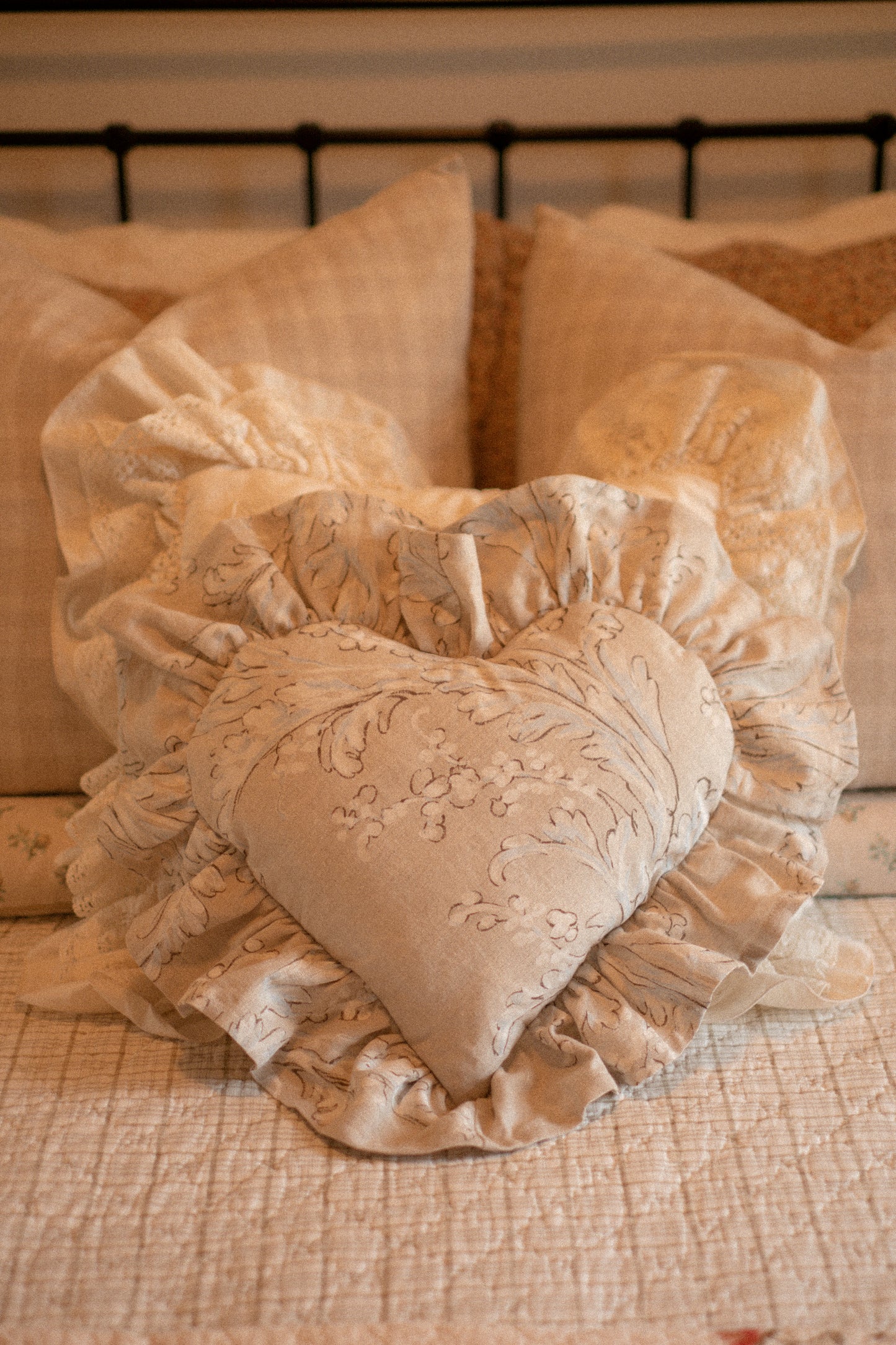 Handmade ruffled heart pillow - Fresh linenš¾