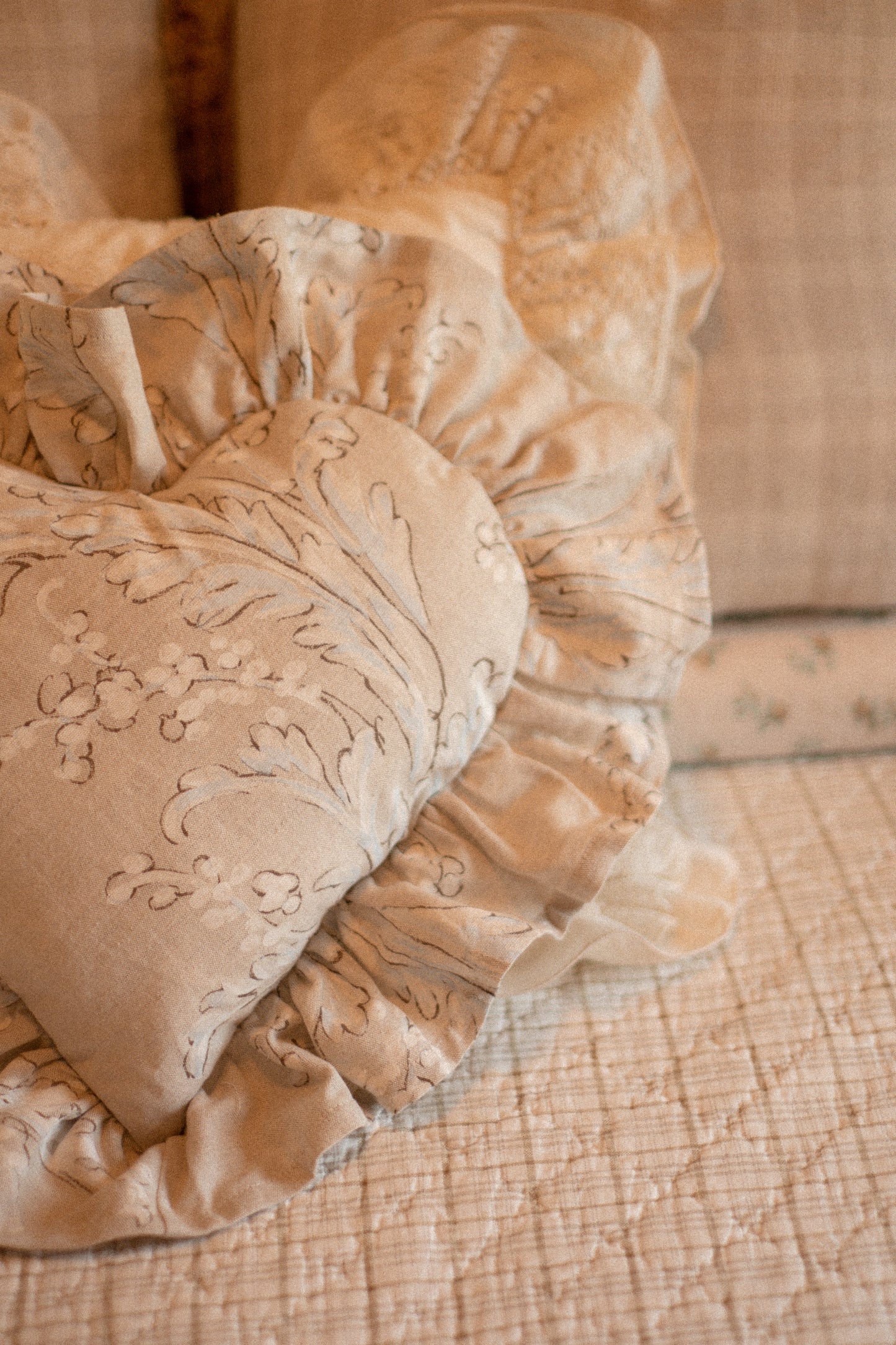 Handmade ruffled heart pillow - Fresh linenš¾
