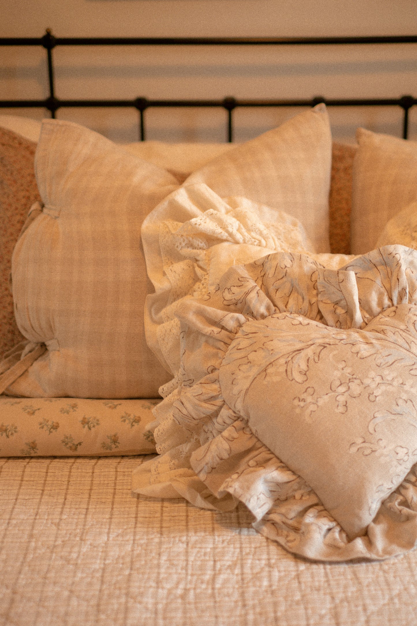Handmade ruffled heart pillow - Fresh linenš¾