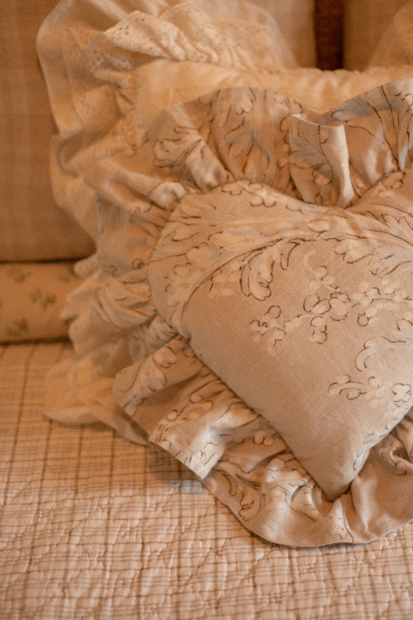 Handmade ruffled heart pillow - Fresh linenš¾