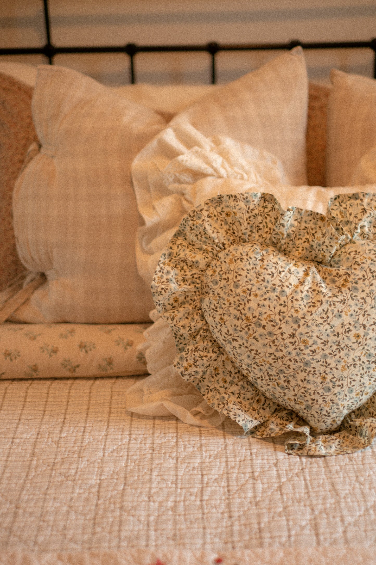 Handmade ruffled heart pillow - Automne🍂