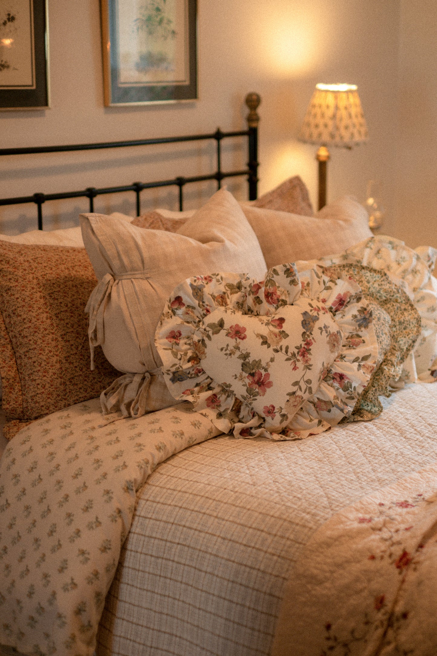 Handmade ruffled heart pillow - Fresh linenš¾