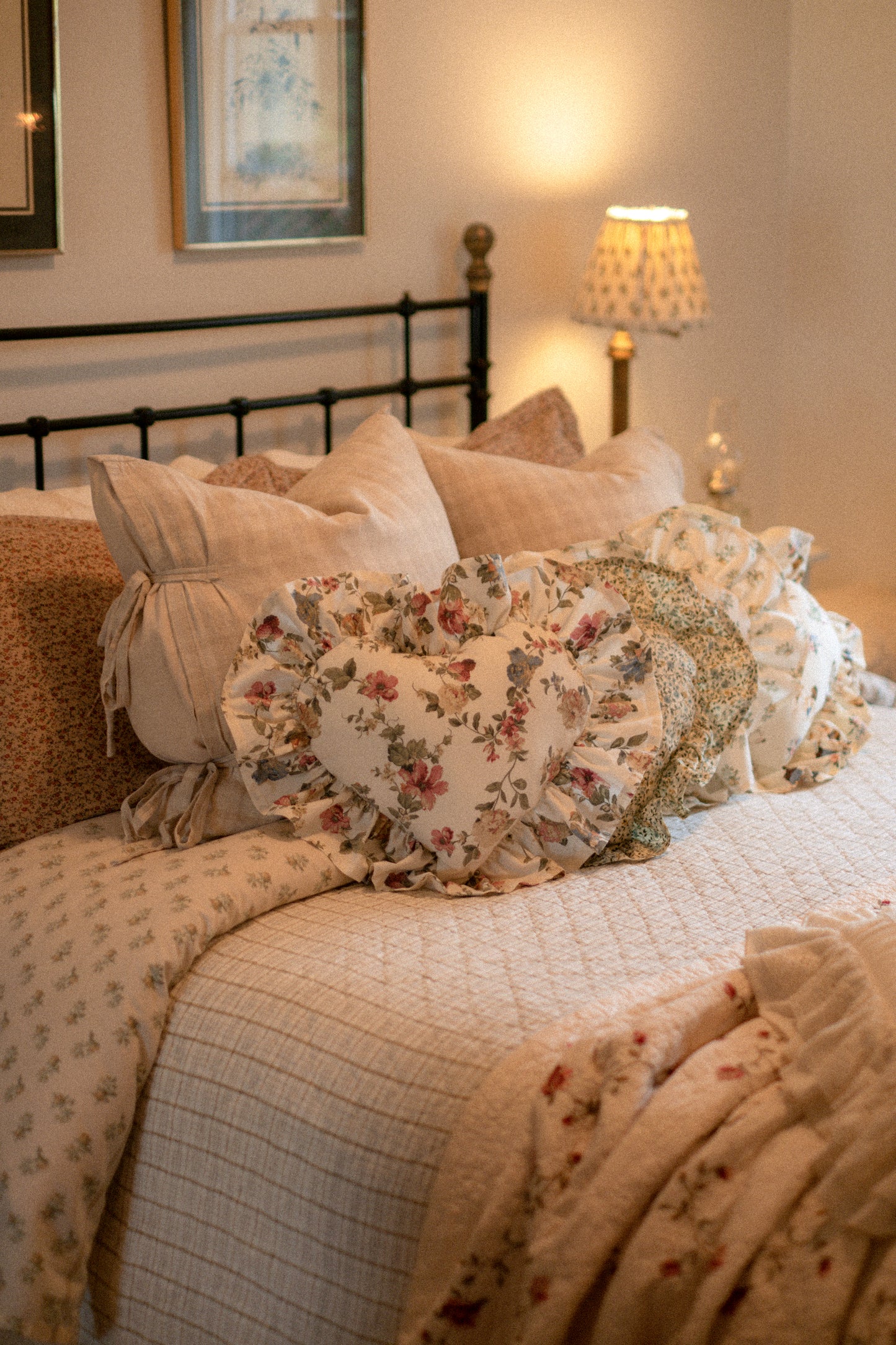 Handmade ruffled heart pillow - Fresh linenš¾