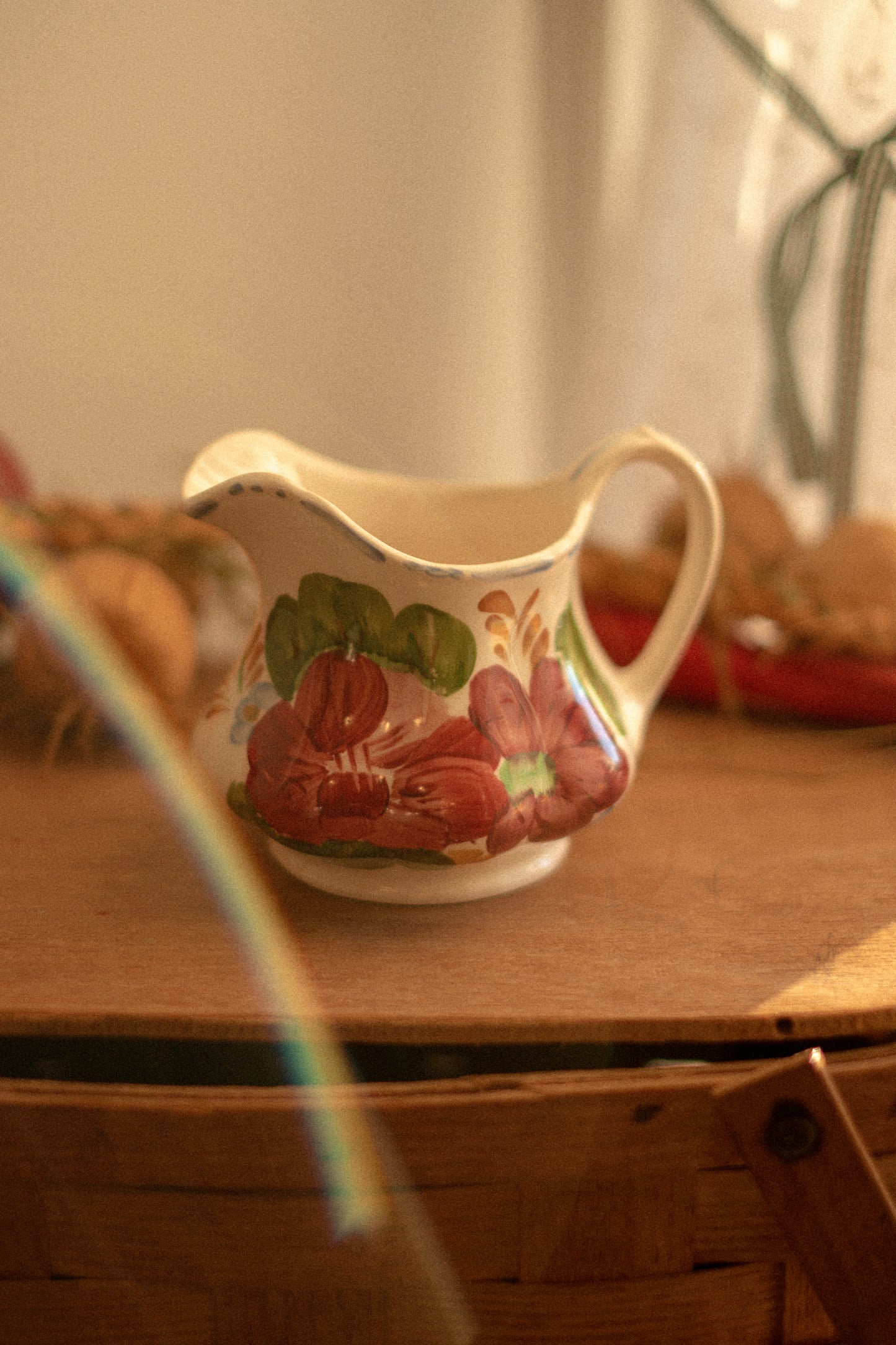 Vintage hand painted creamer dish🌻