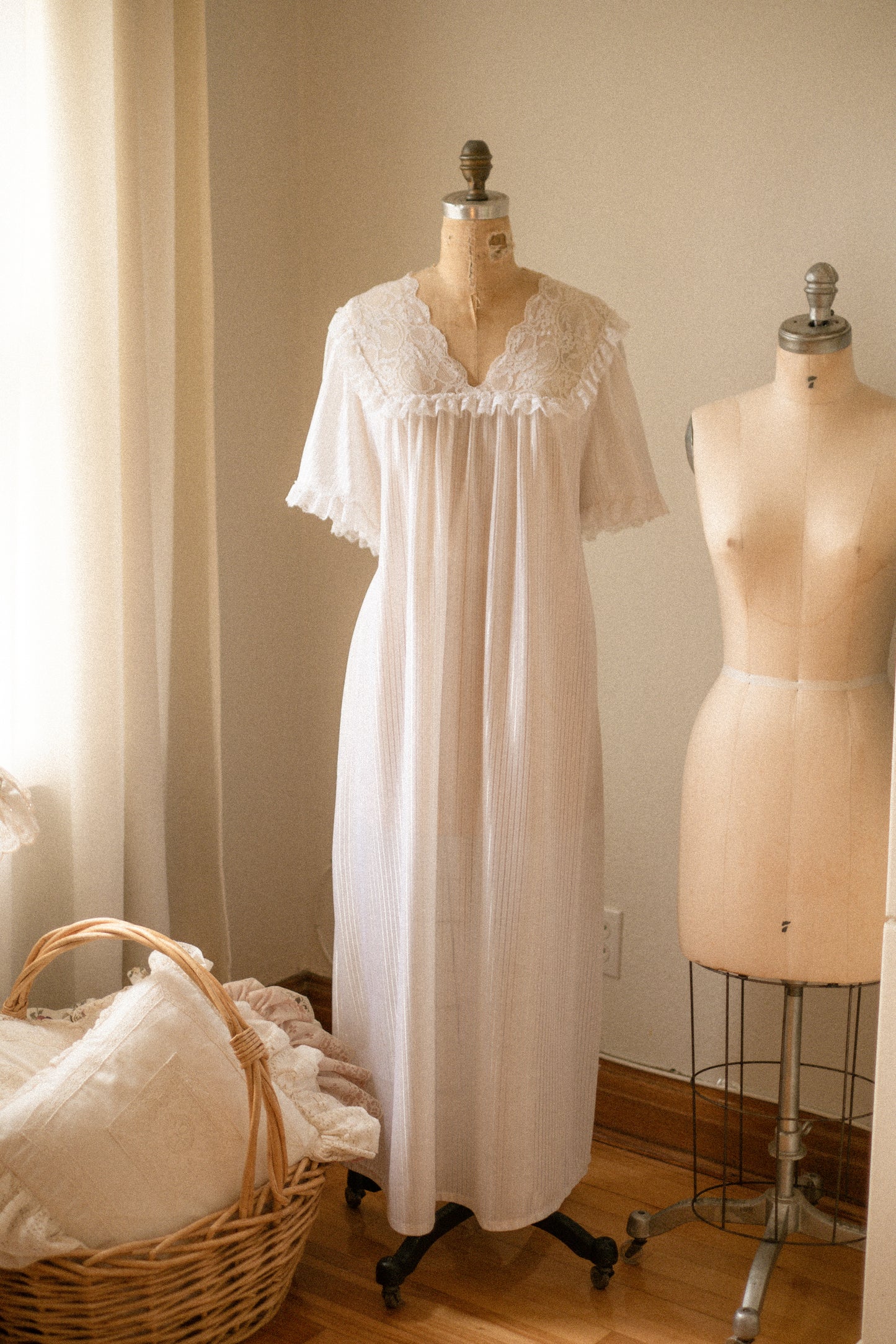 Vintage ruffled lace sleep dress
