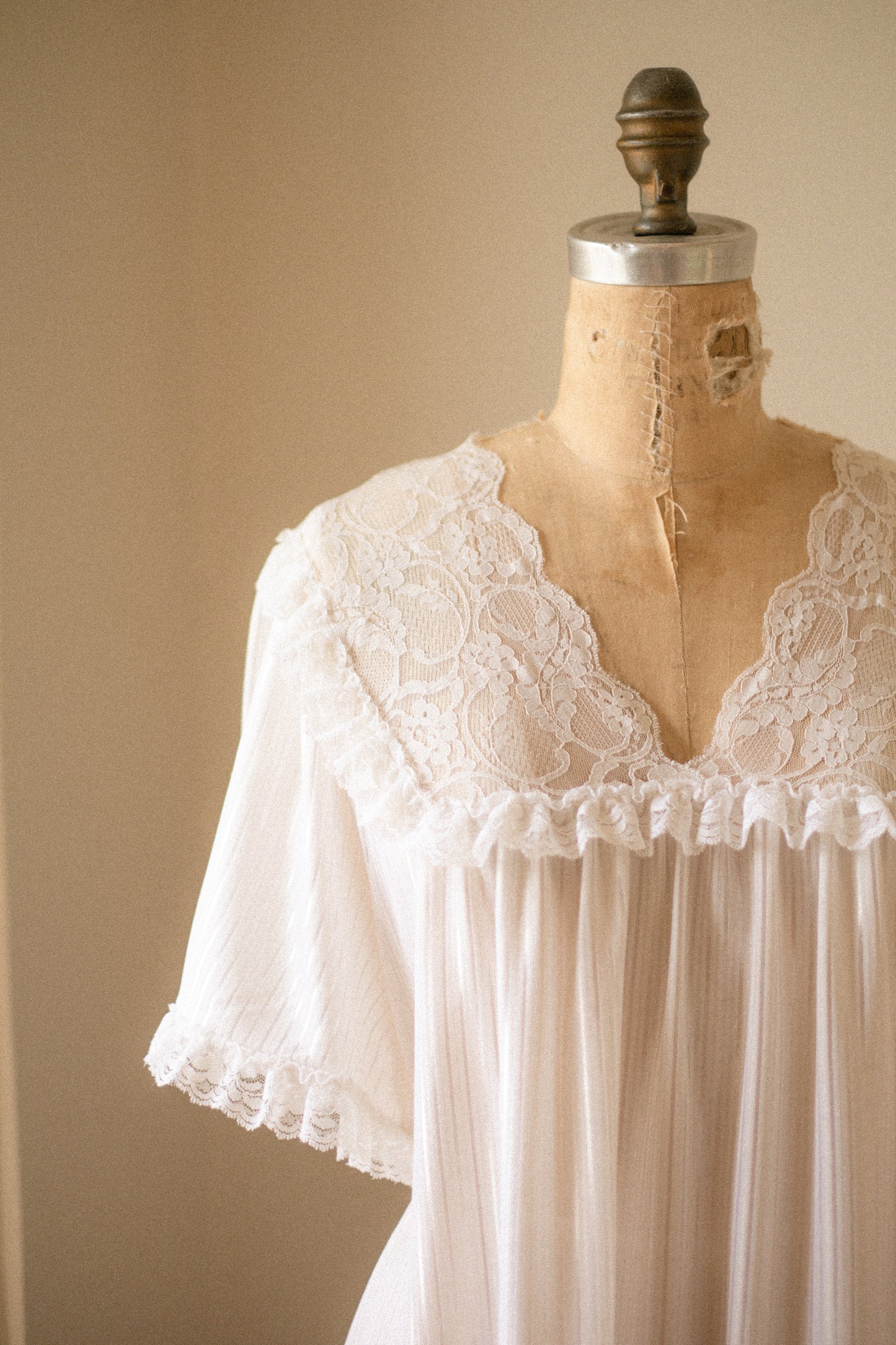 Vintage ruffled lace sleep dress