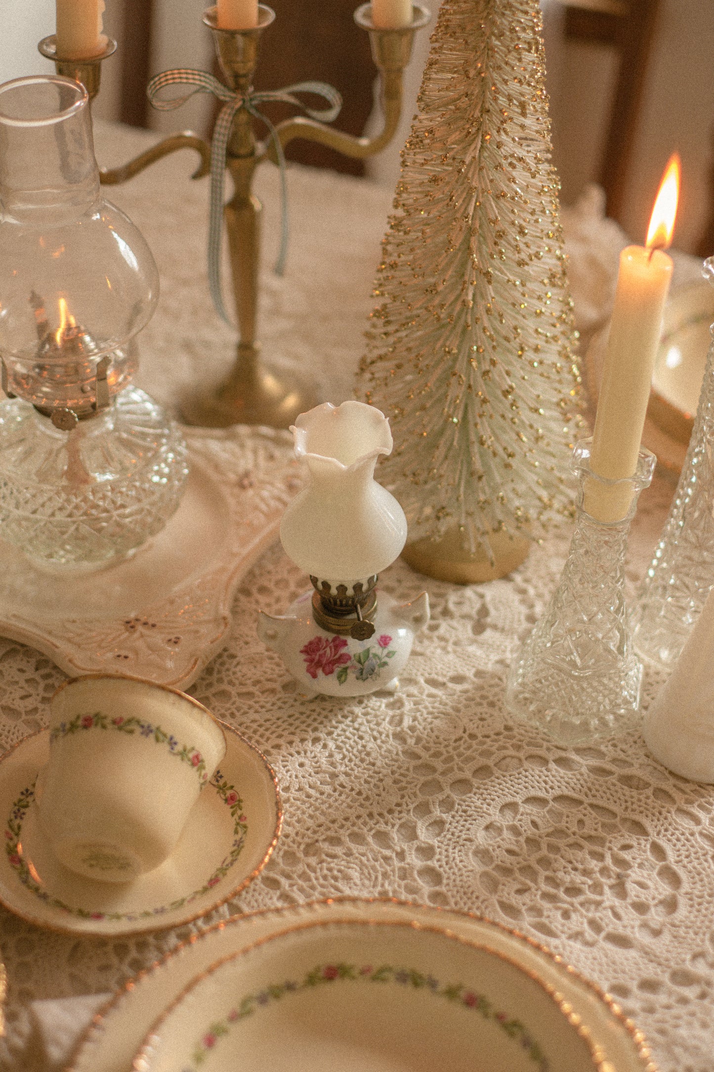 Vintage ceramic floral oil lamp