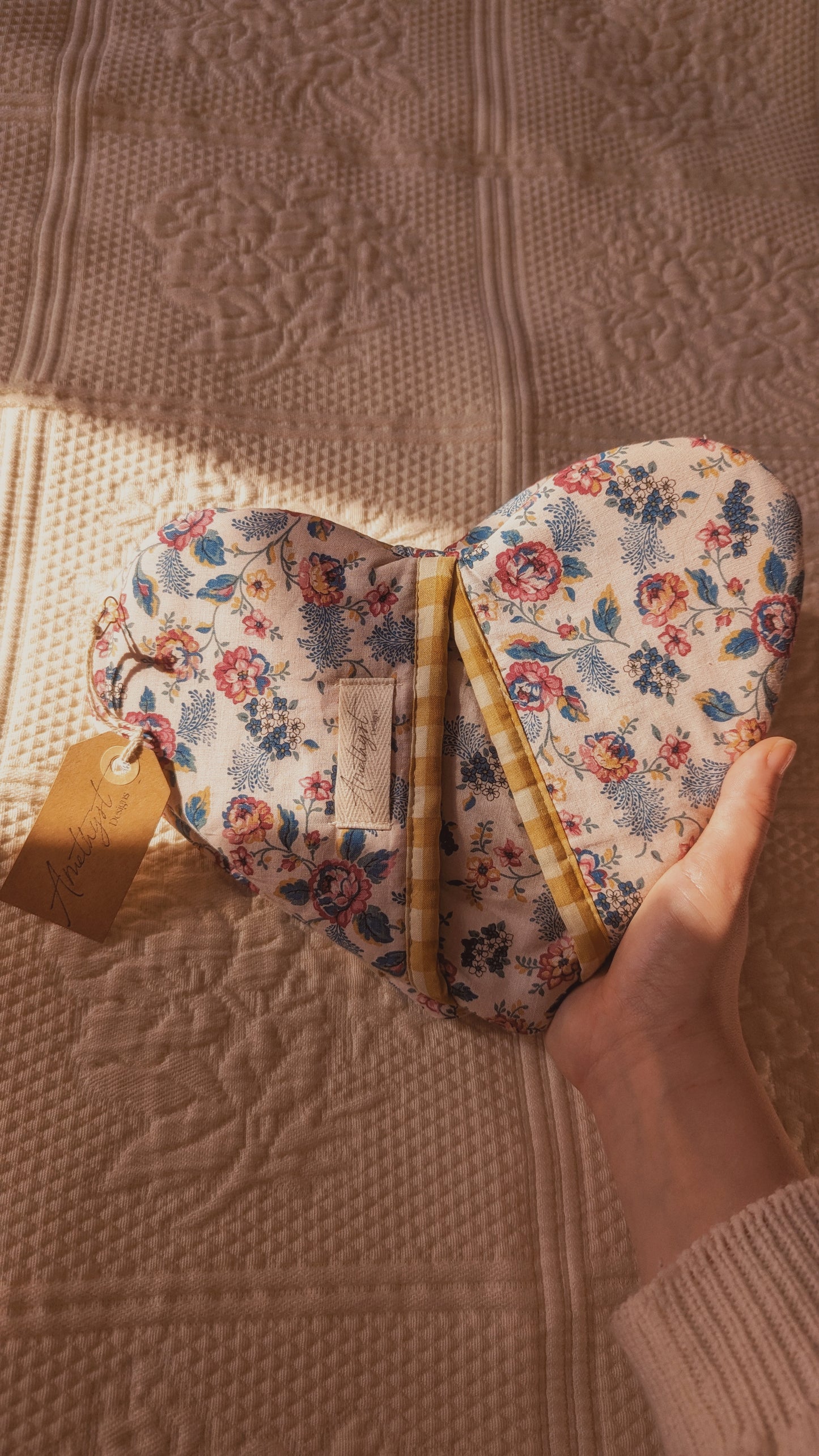 Handmade heart shaped oven mitts (pair) - primrose