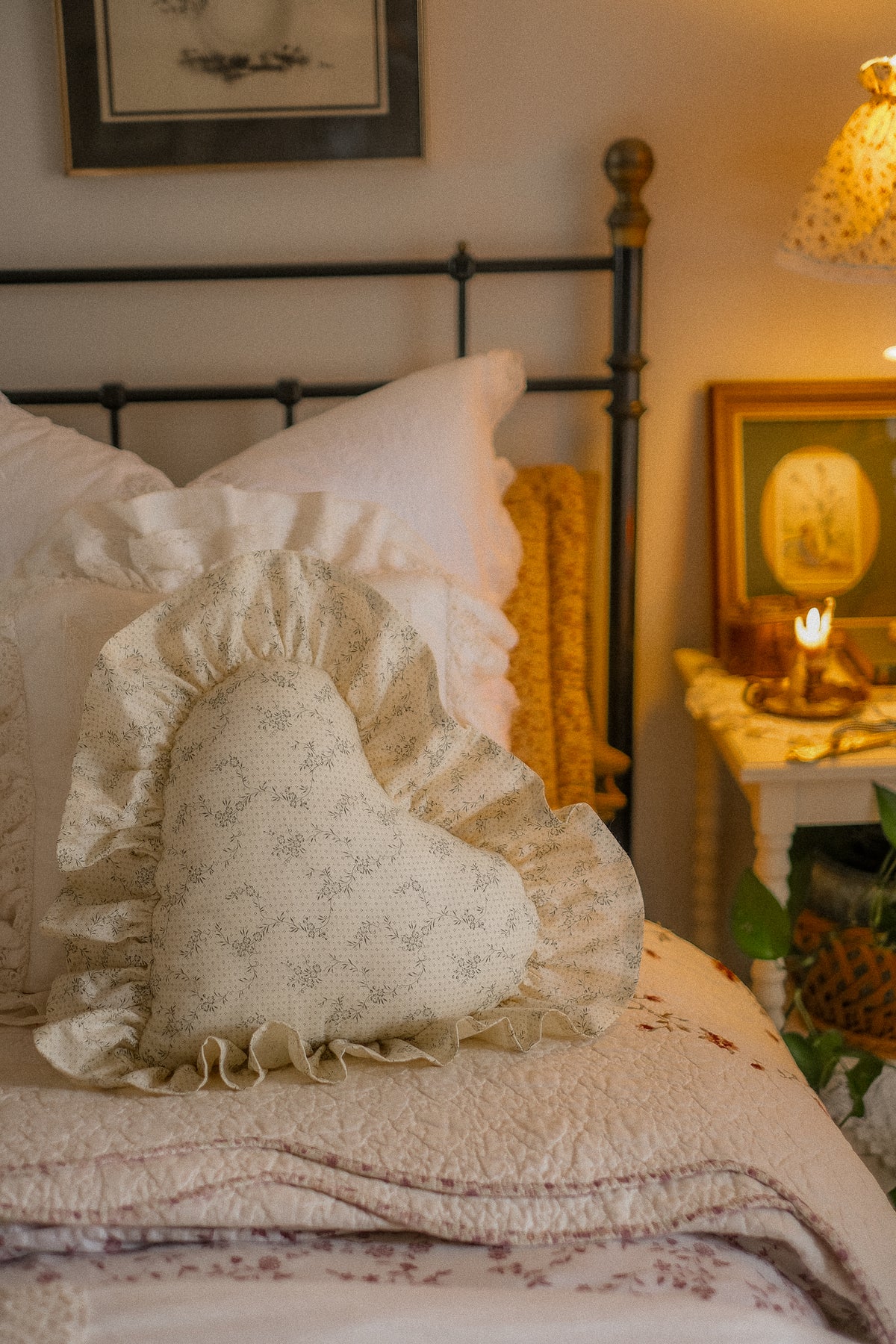 Handmade ruffled heart pillow - climbing ivy 🌿