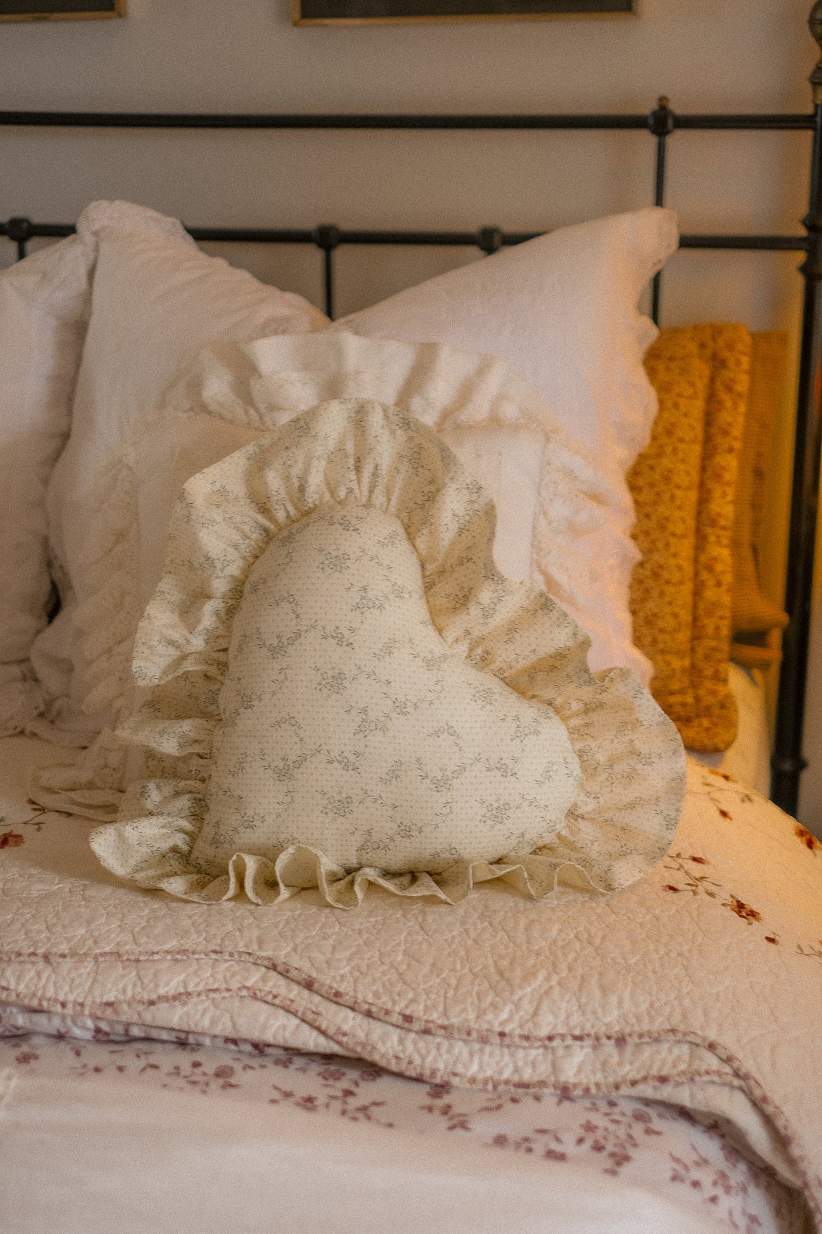 Handmade ruffled heart pillow - climbing ivy 🌿