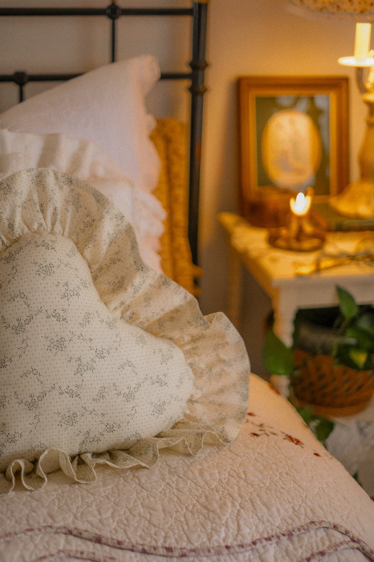 Handmade ruffled heart pillow - climbing ivy 🌿