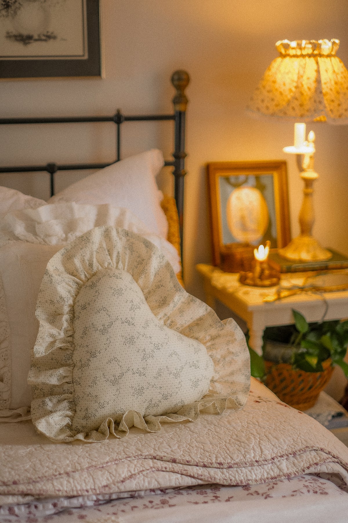 Handmade ruffled heart pillow - climbing ivy 🌿