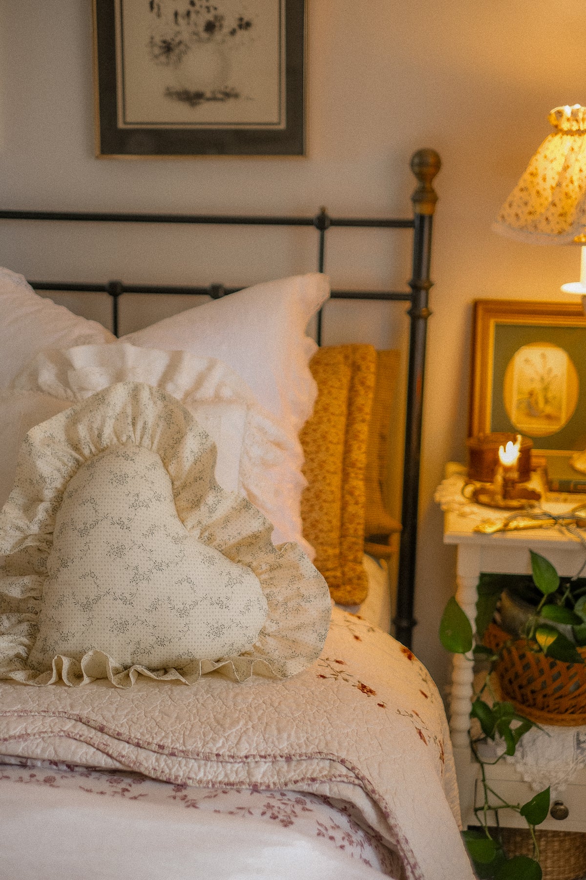 Handmade ruffled heart pillow - climbing ivy 🌿