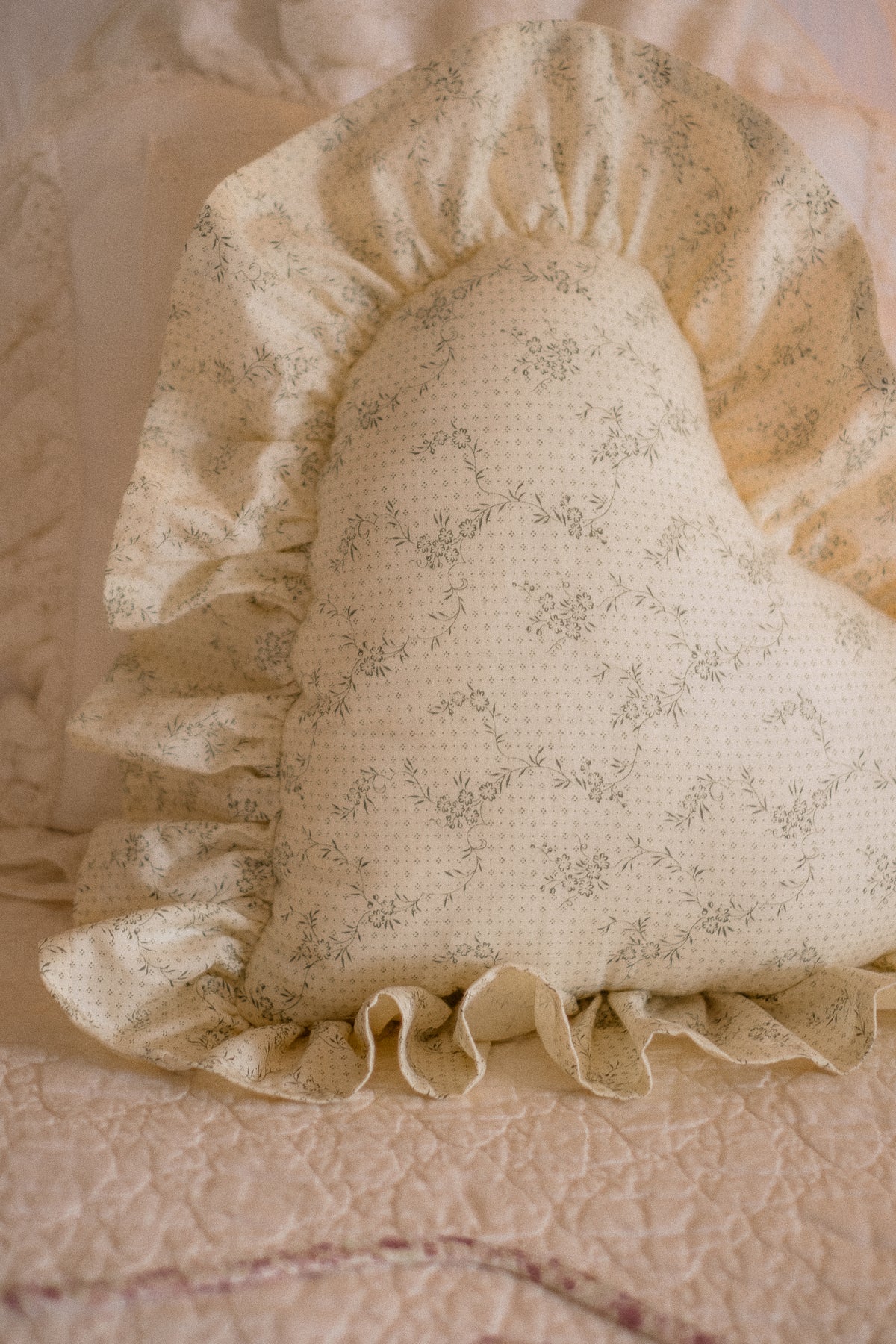 Handmade ruffled heart pillow - climbing ivy 🌿