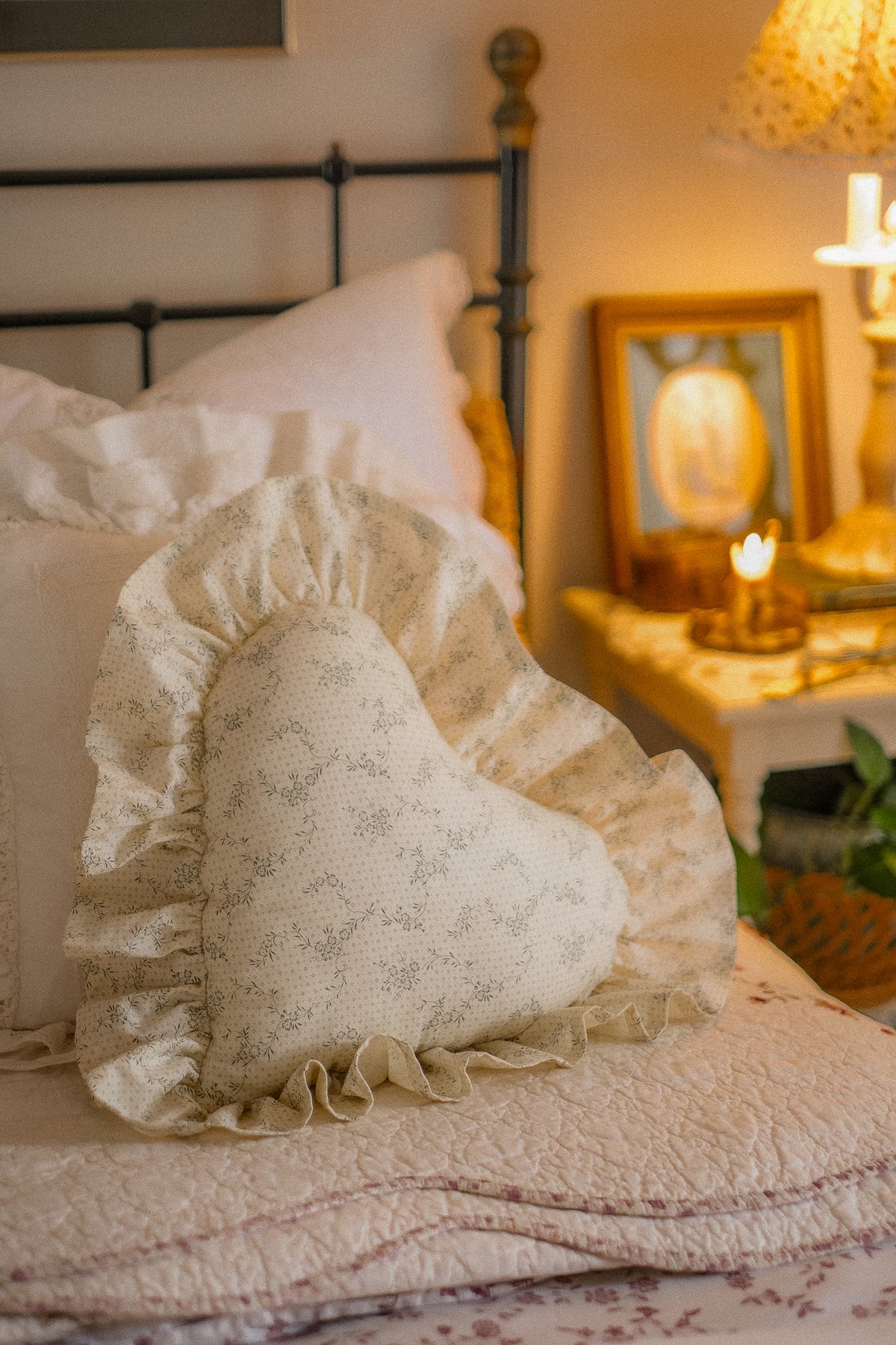 Handmade ruffled heart pillow - climbing ivy 🌿