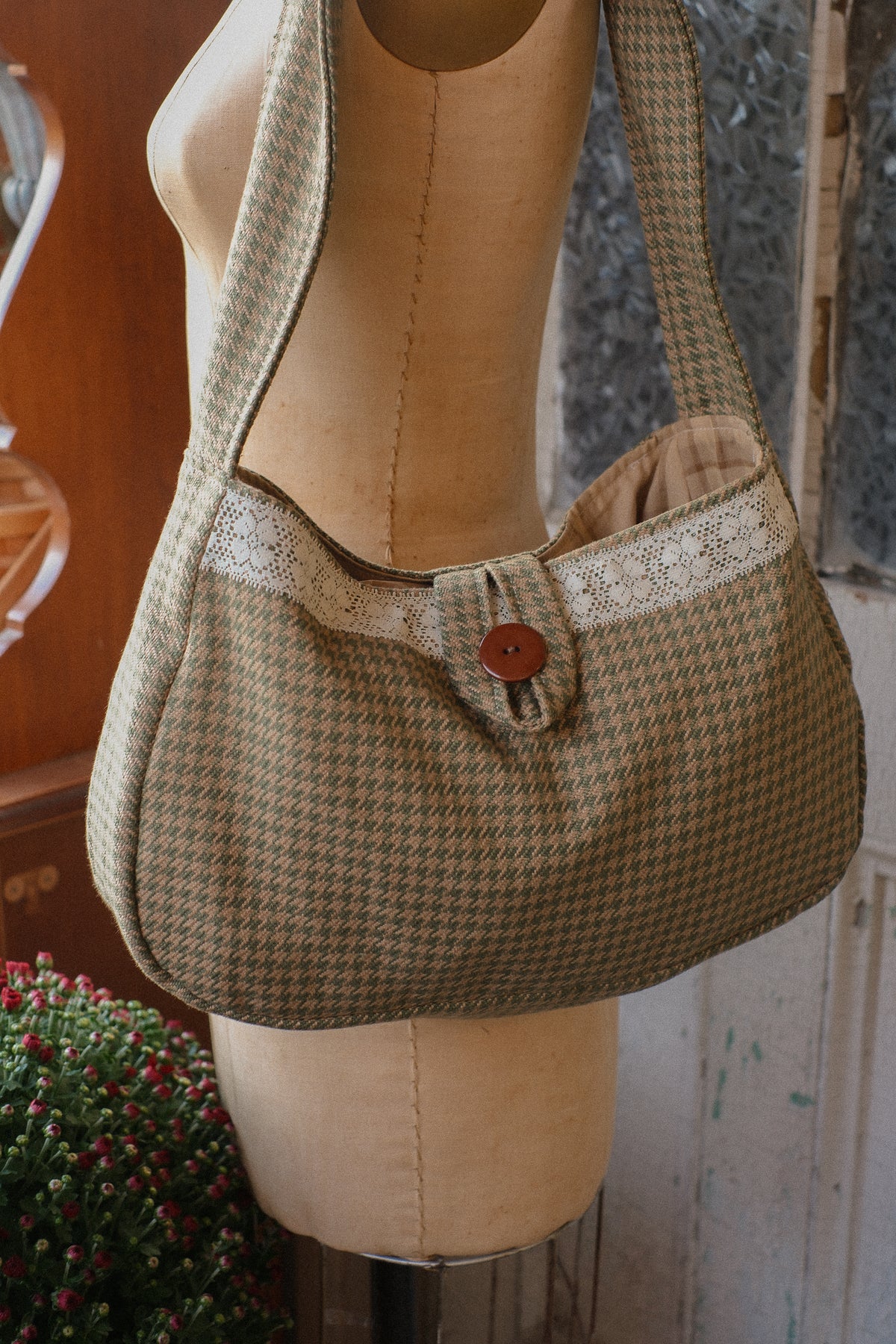 Handmade houndstooth lace tote 📖