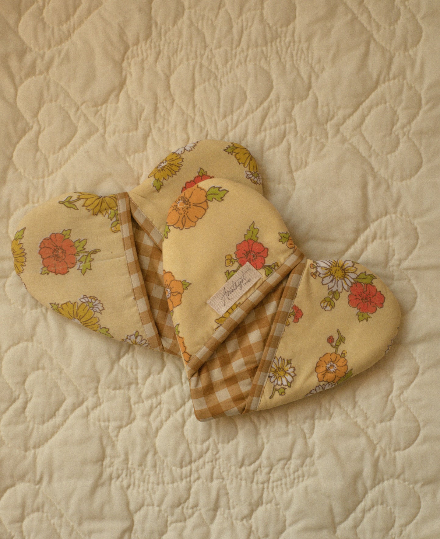 Handmade heart shaped oven mitts (pair) - Magnolia