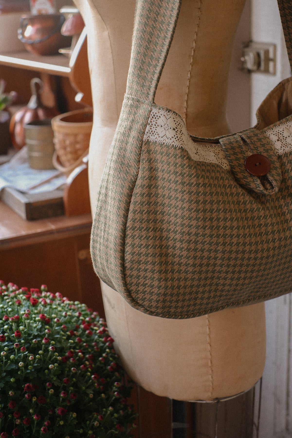 Handmade houndstooth lace tote 📖