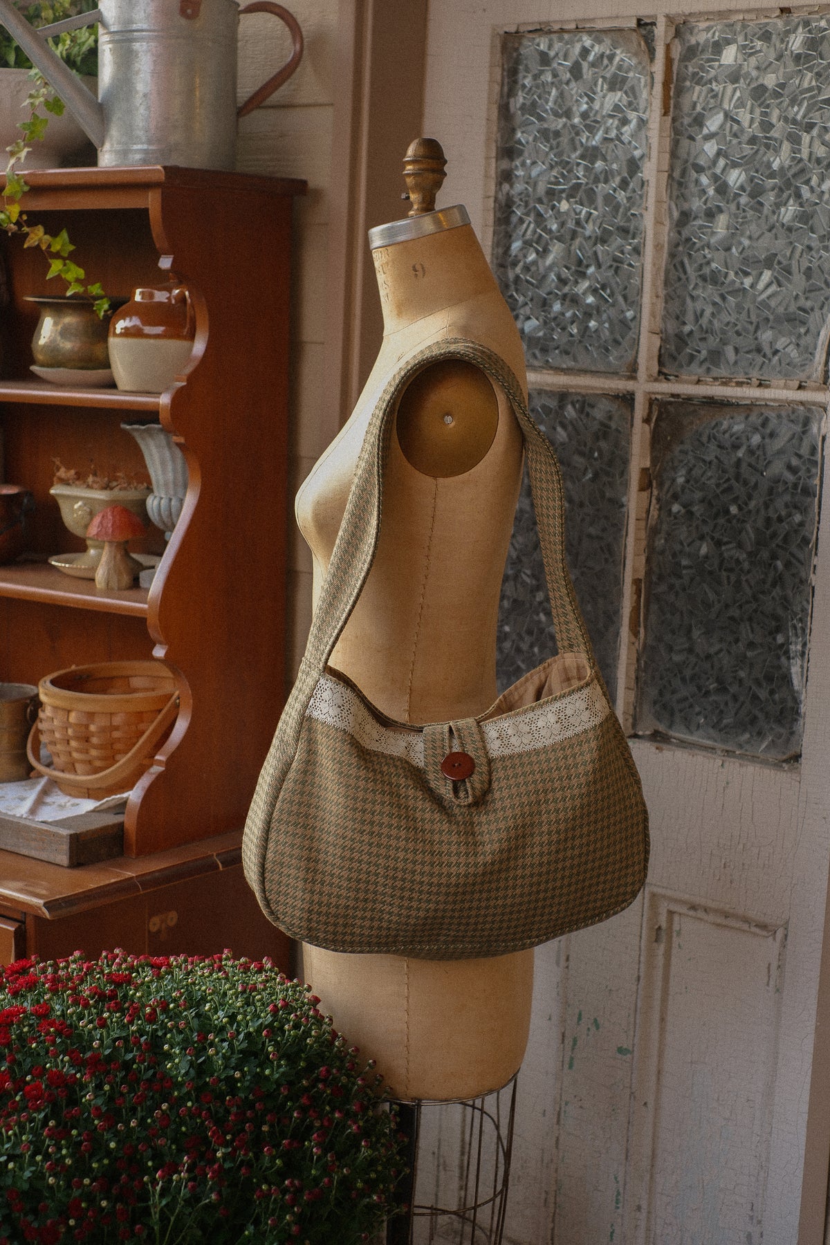 Handmade houndstooth lace tote 📖